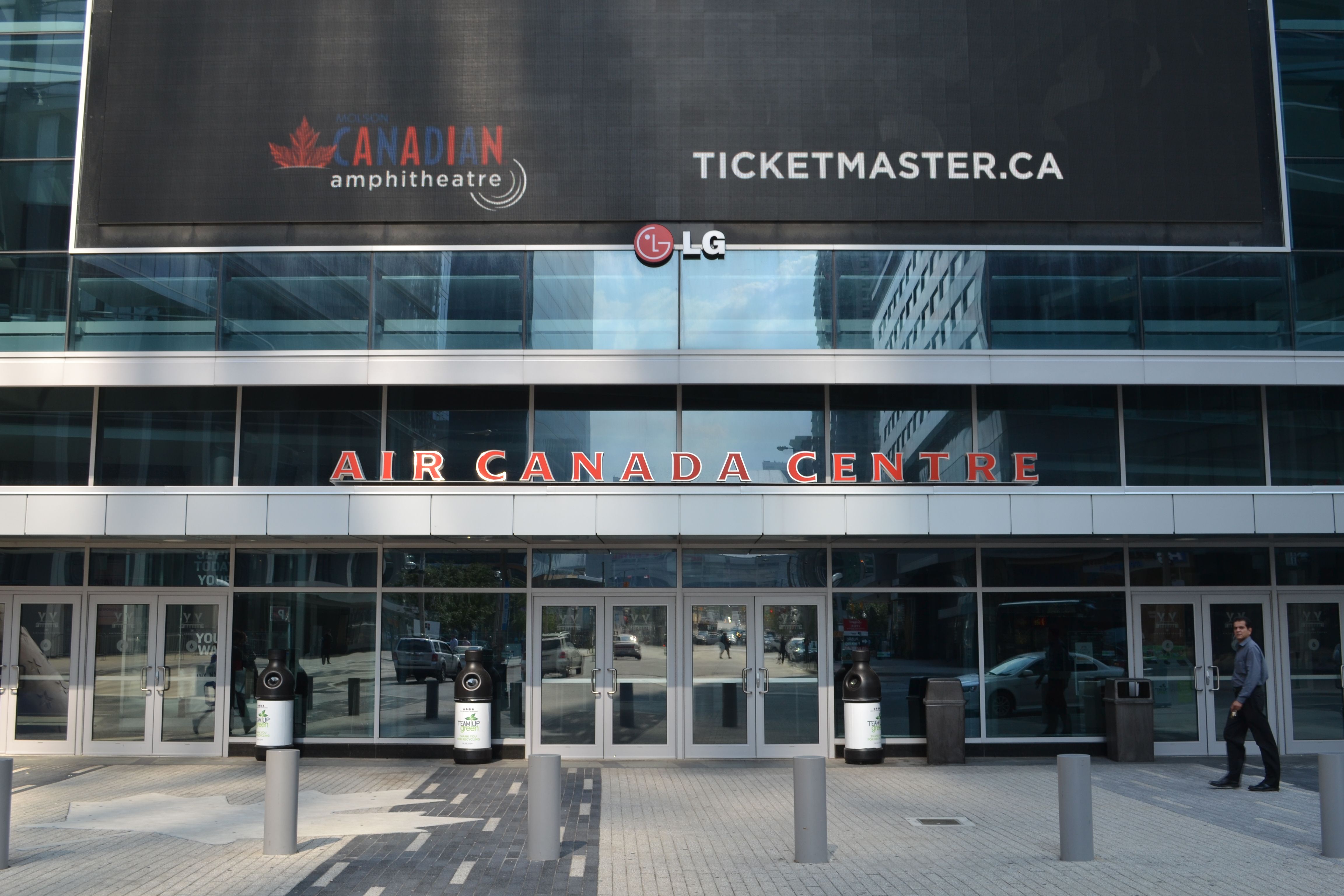 Sports Arenas Named After US Airlines: Why Do They Do It?