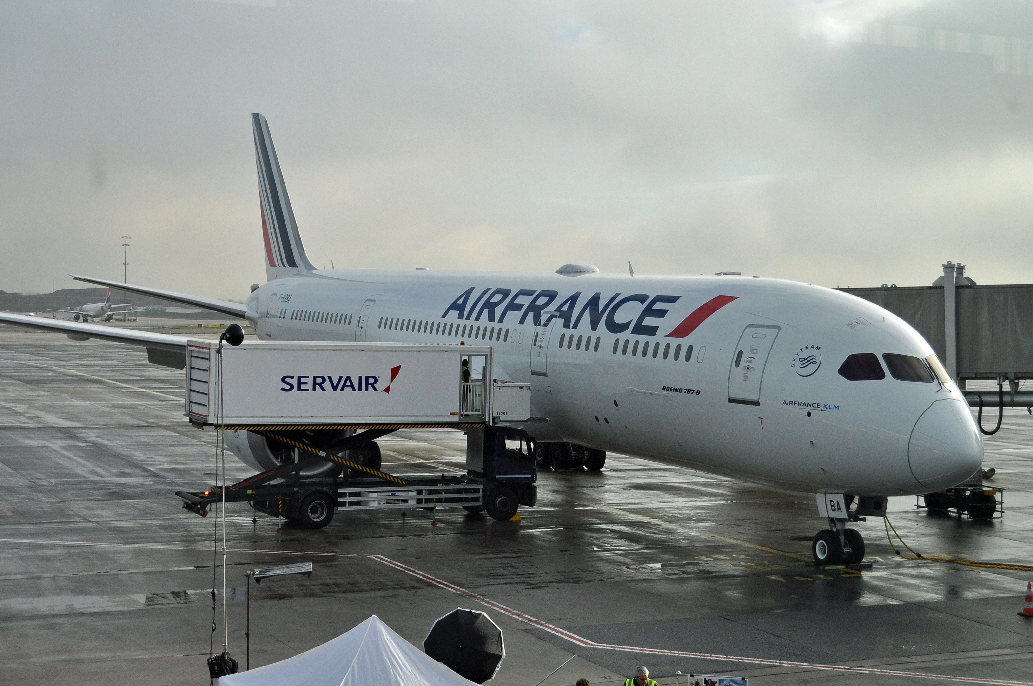 A Sevair catering truck fills an Air France aircraft at CDG.