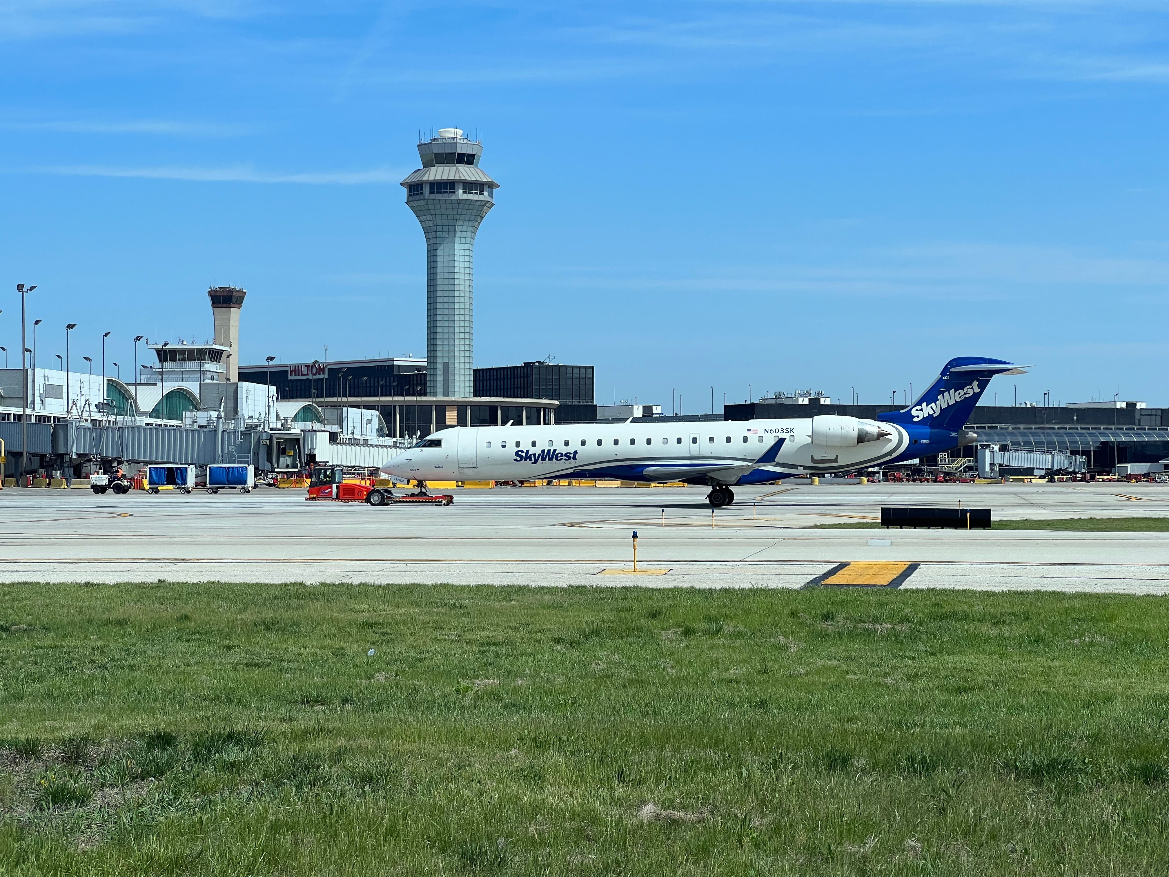Skywest CRJ900 taxiing at ORD