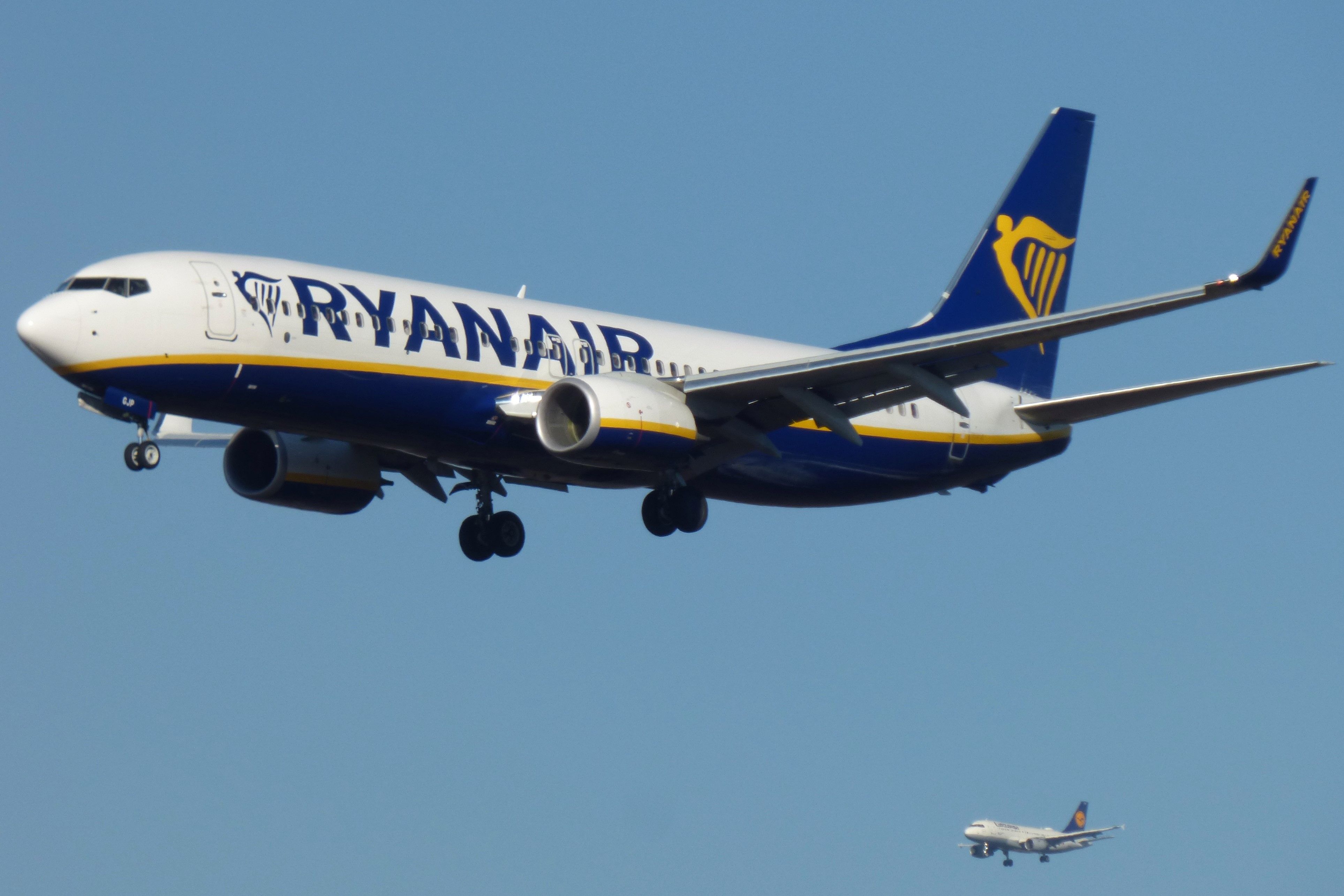 Ryanair Boeing 737 landing
