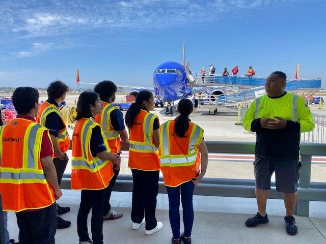 lgb_ctfe_02 - Long Beach Students on Externship w/ Instructor in front of Southwest Airlines 737 at Long Beach Airport