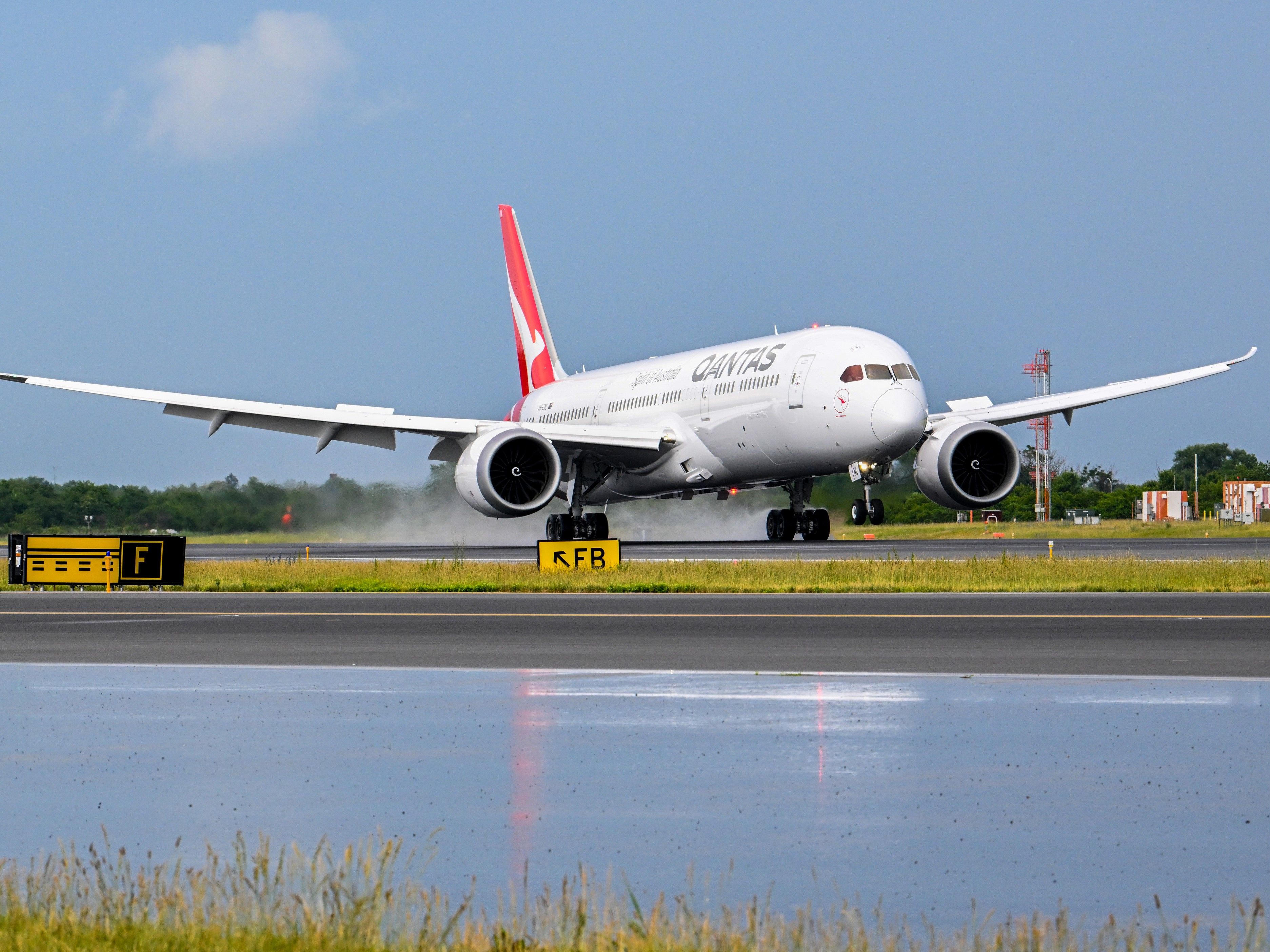 Qantas 787-9 landing