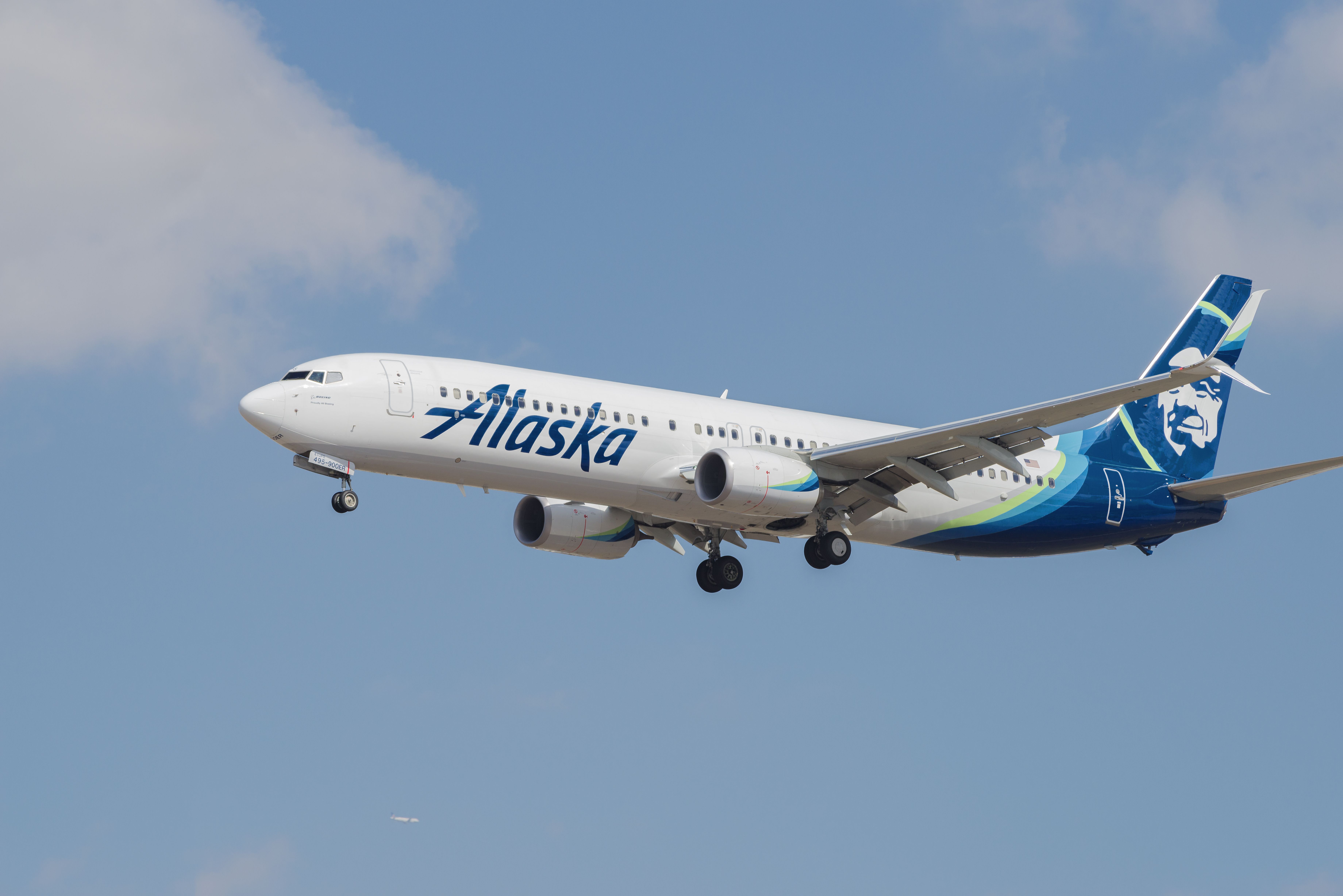 Alaska Airlines Boeing 737-900ER landing at LAX