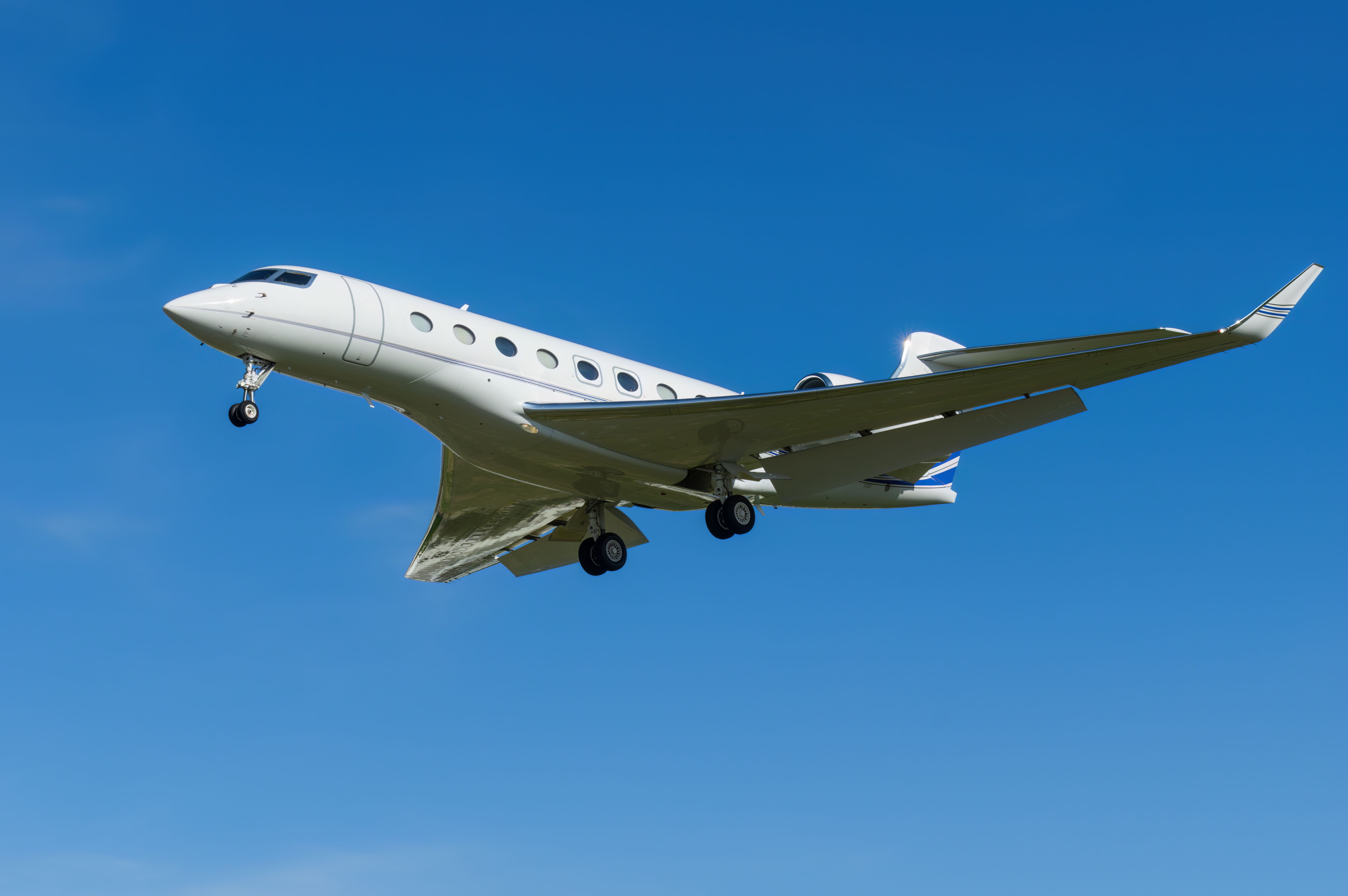 A Gulfstream G-650 flying in the air.