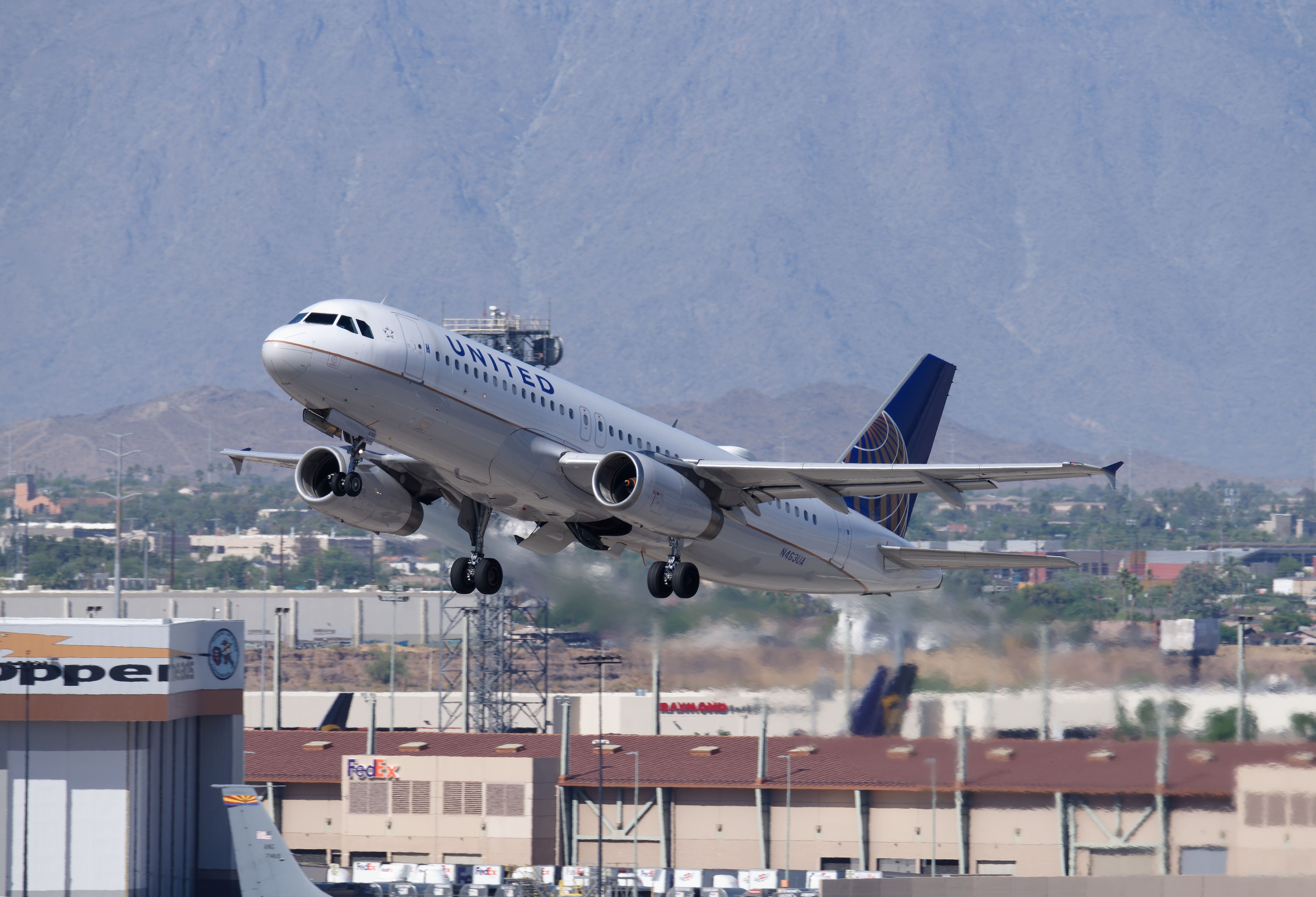 Phoenix Sky Harbor Airport 5-29-2023 Phoenix, AZ United airlines Airbus A320 N463UA departing 7L at Phoenix Sky Harbor International
