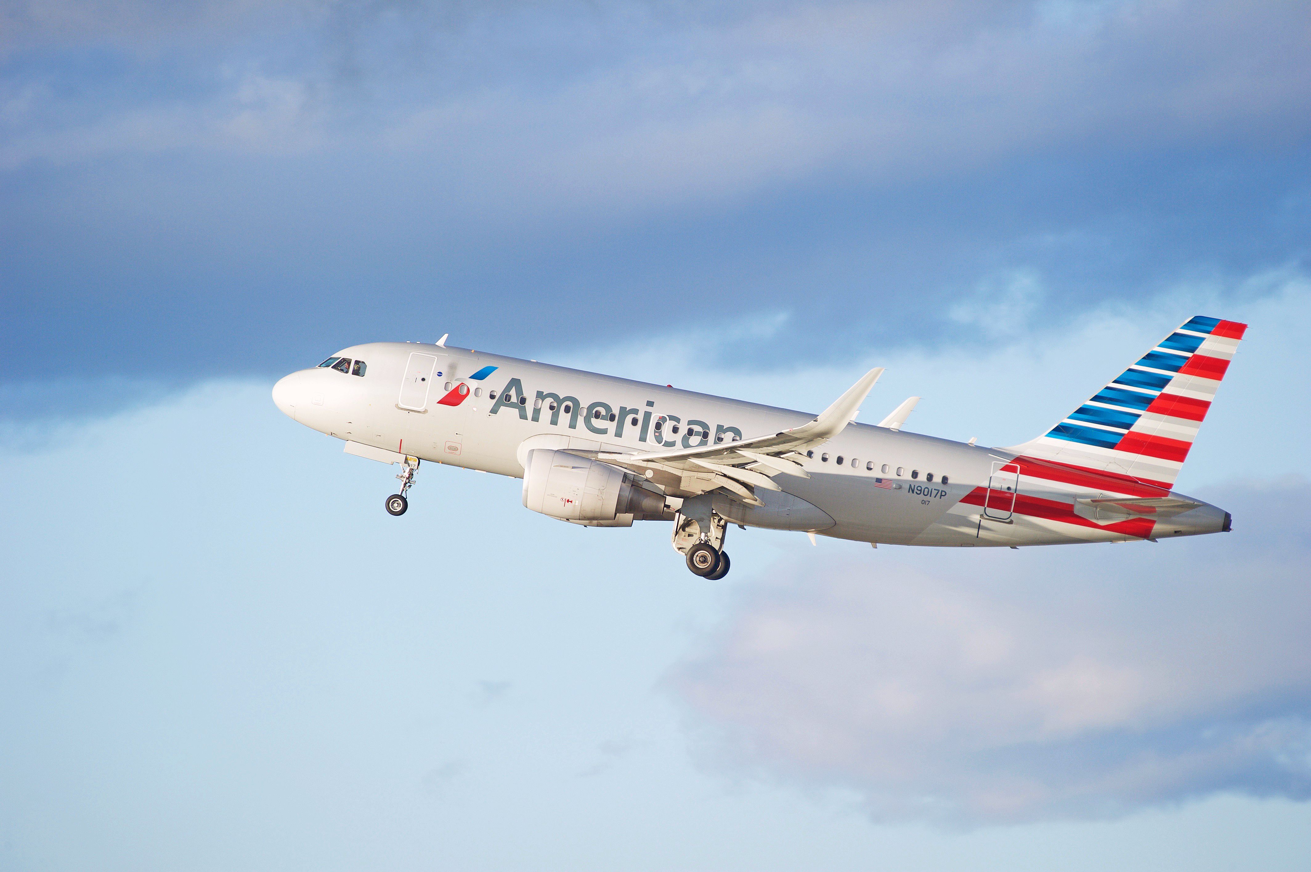 An American Airlines Airbus A319-115 departing. 