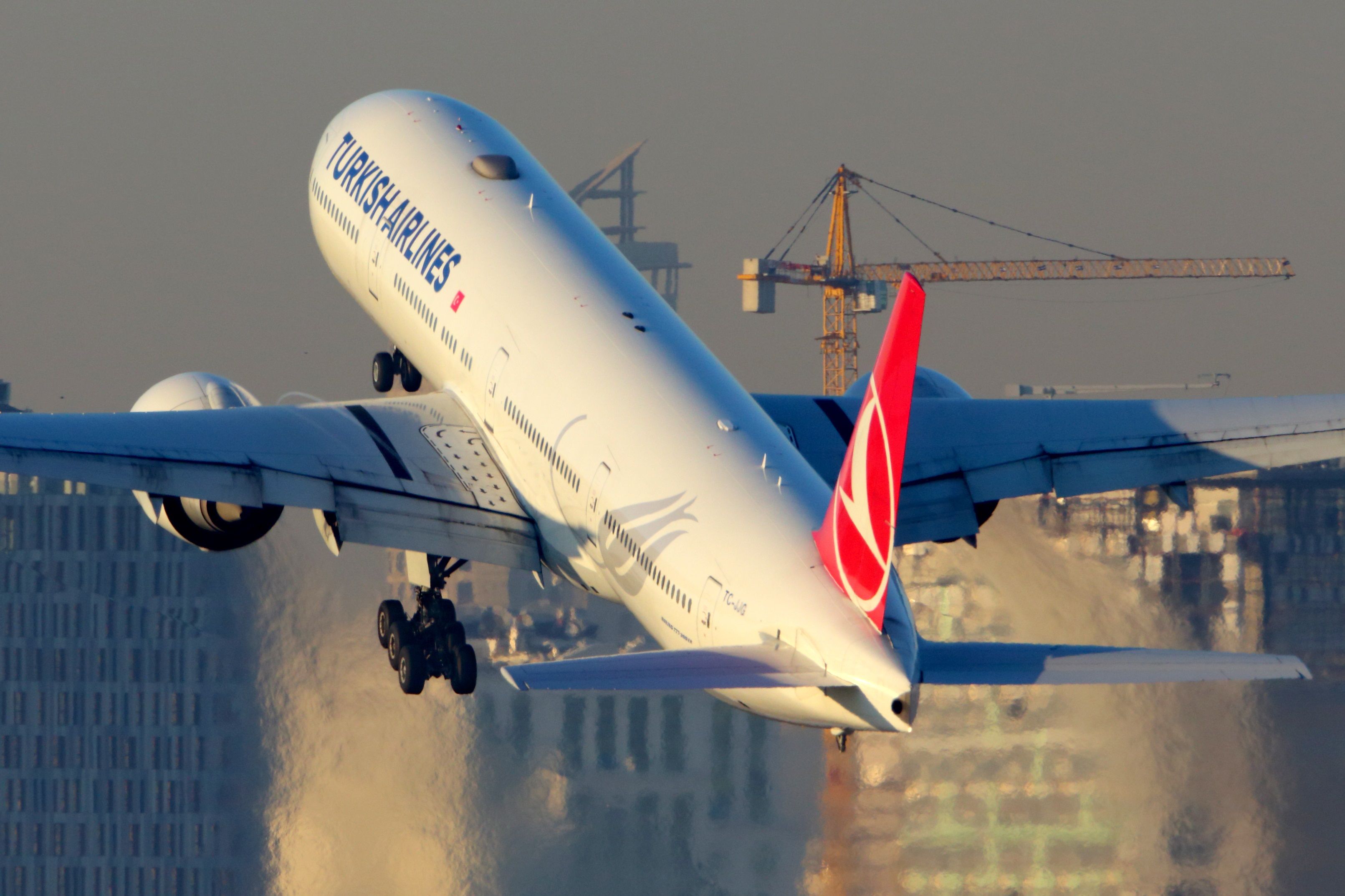 Turkish Airlines 777-300ER take off