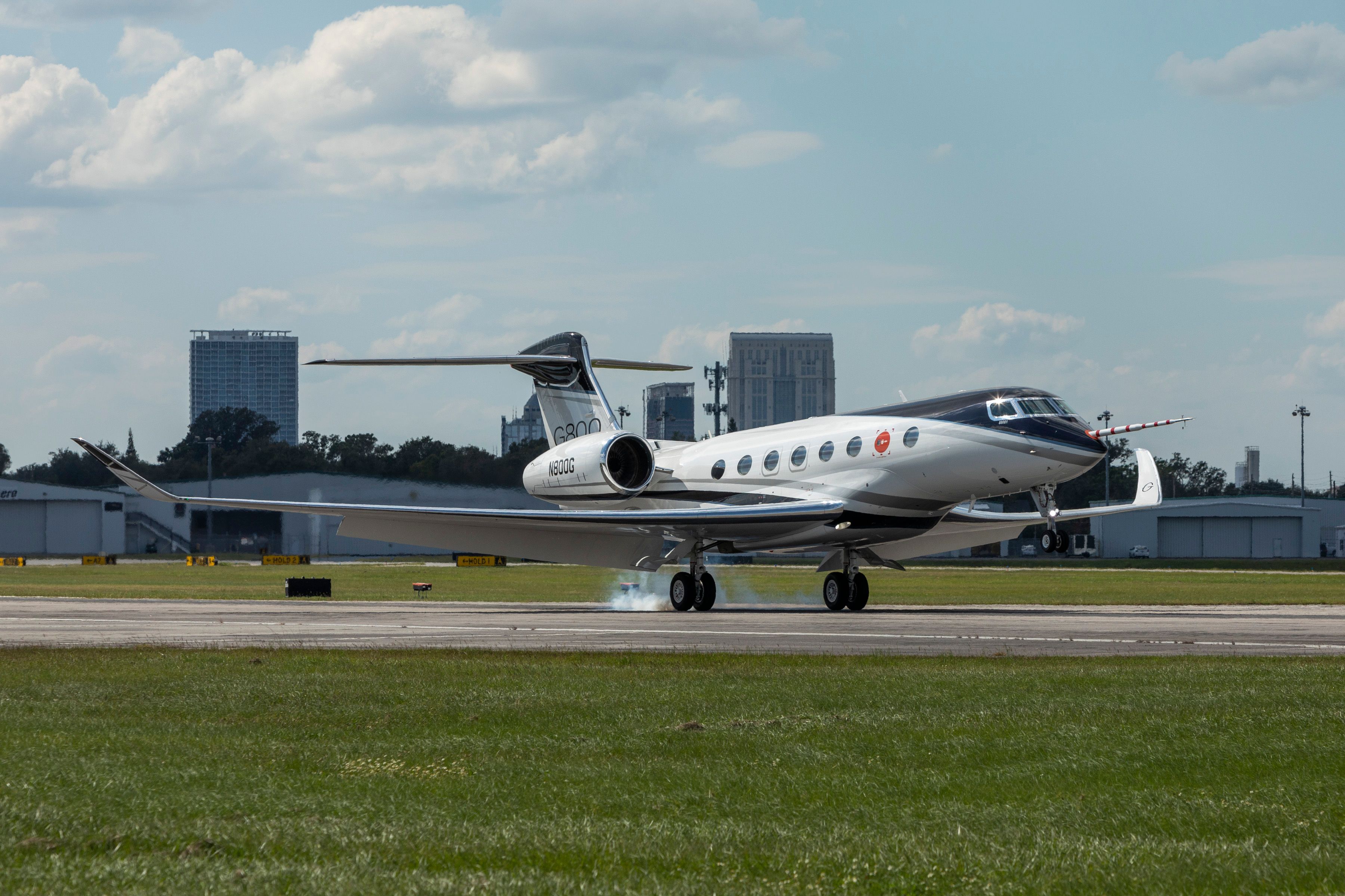 A flight-test Gulfstream G800 touching down at Orlando, Florida.