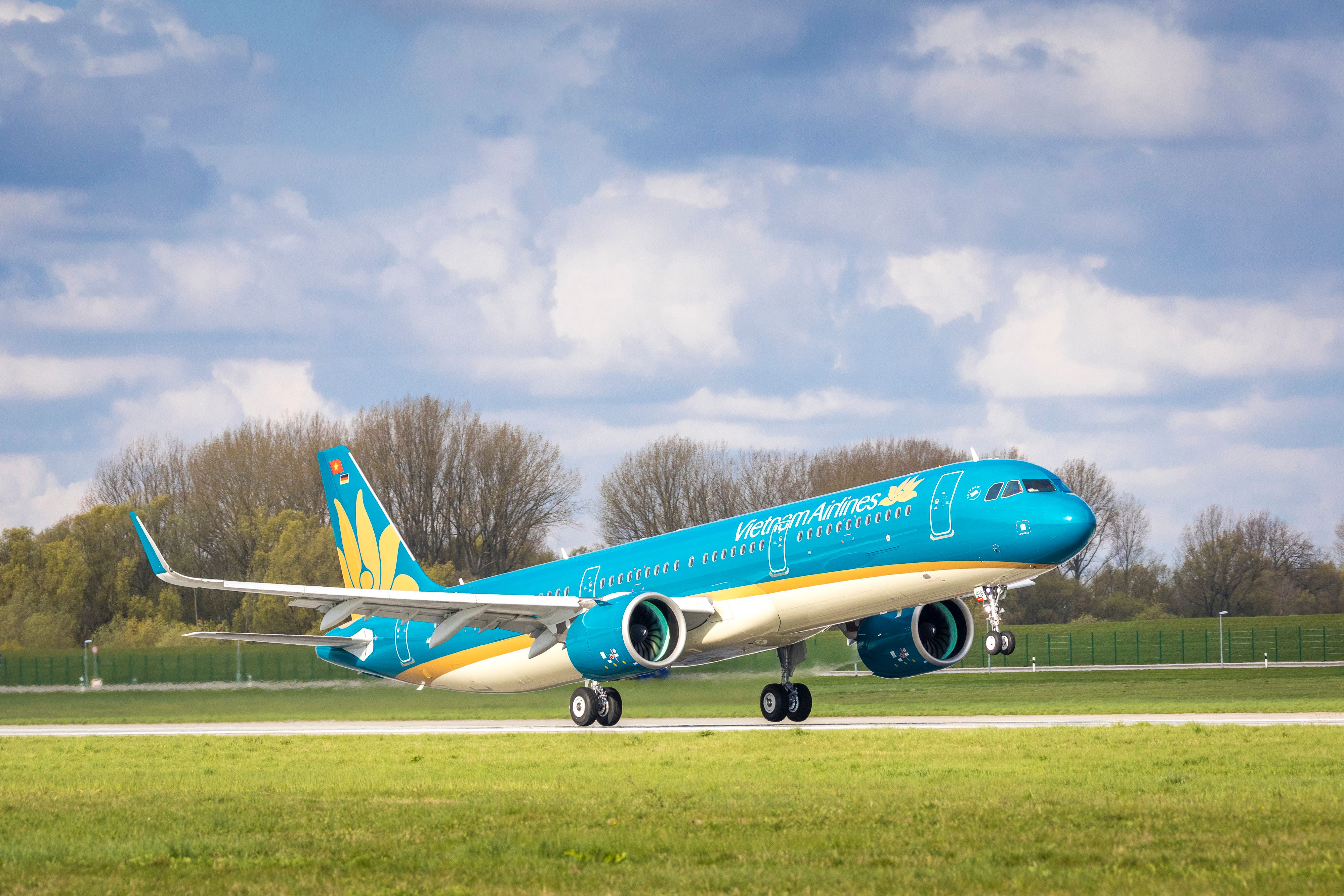 A Vietnam Airlines Airbus A321neo about to take off.