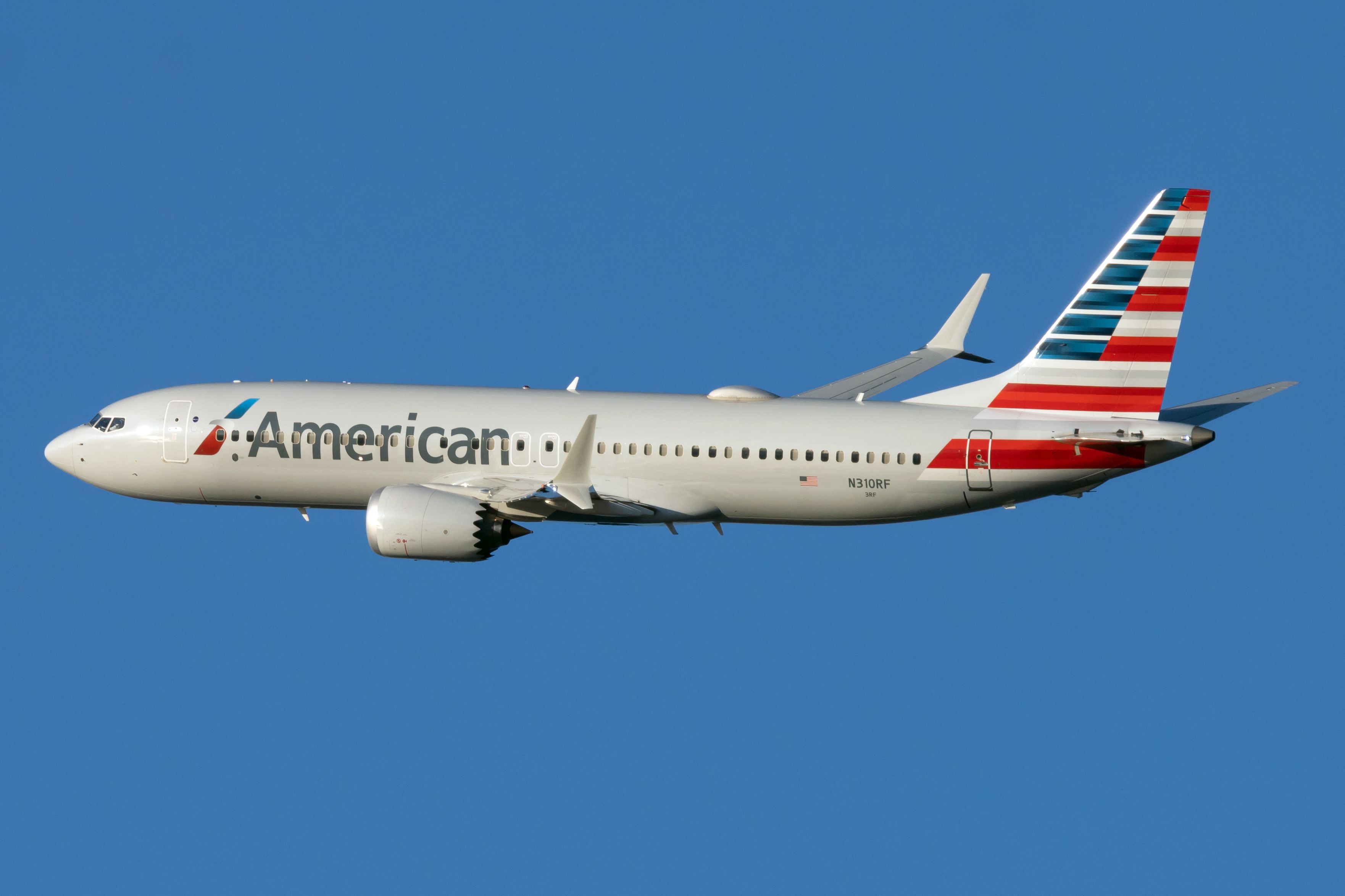 An American Airlines Boeing 737 MAX 8 flying in the sky.