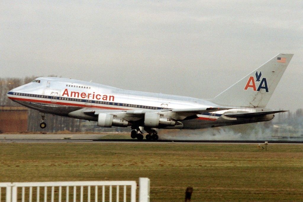 An American Airlines Boeing 747SP just after landing.