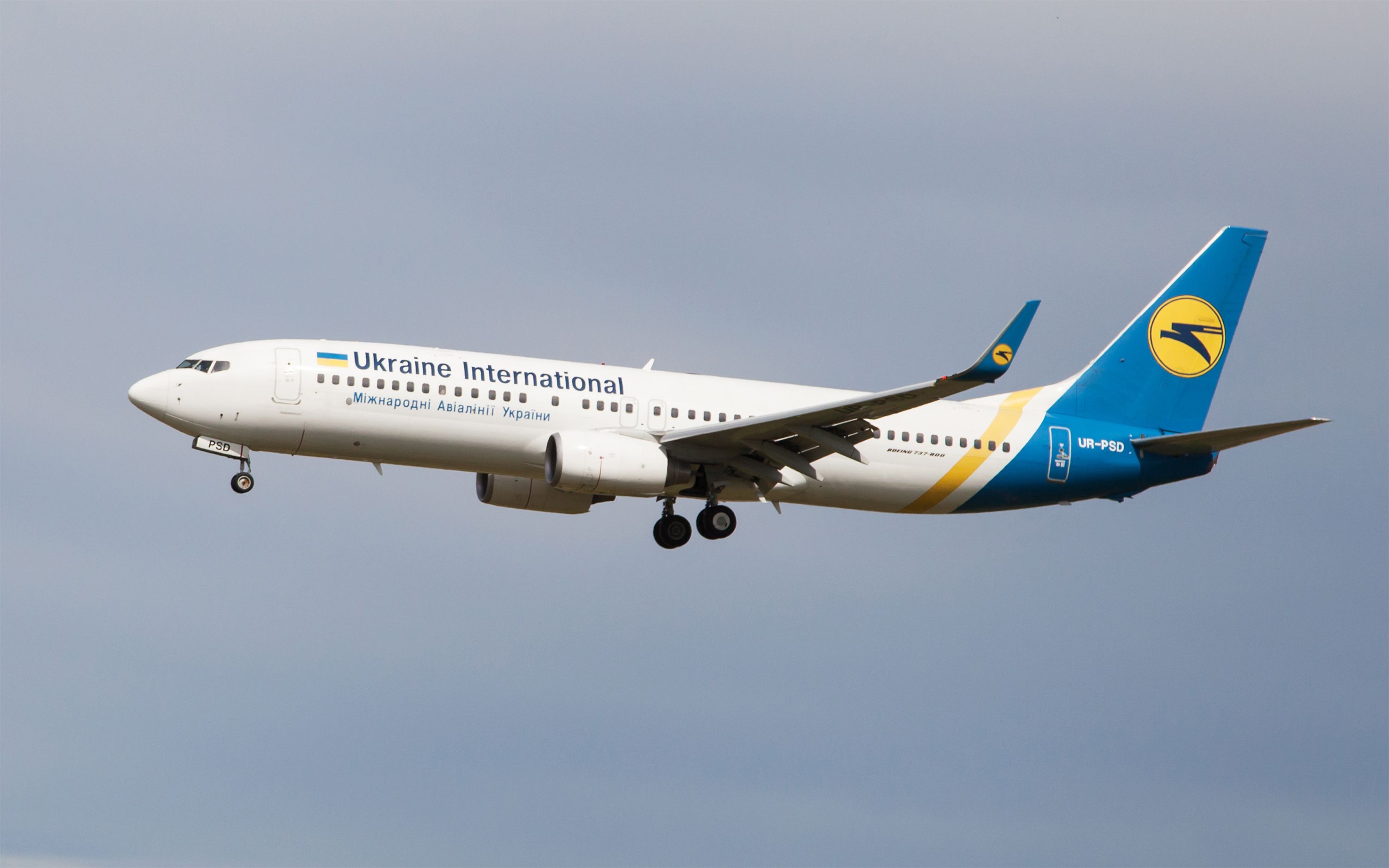 An Ukraine International Airlines Boeing 737-800 approaching El Prat 