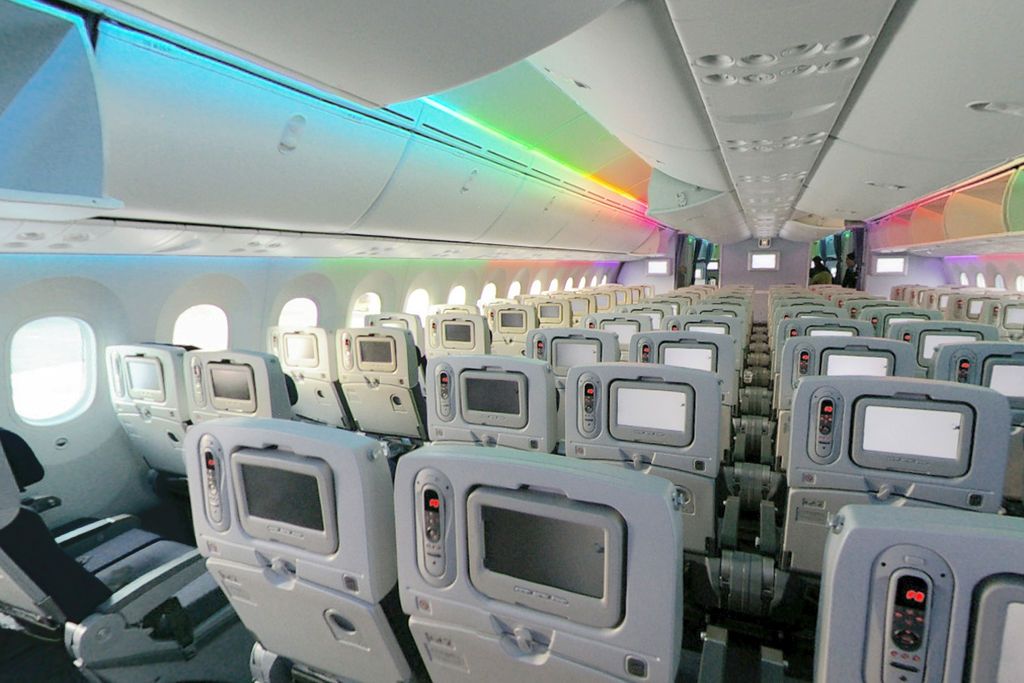 ANA_Boeing_787-8_Dreamliner_cabin_LED