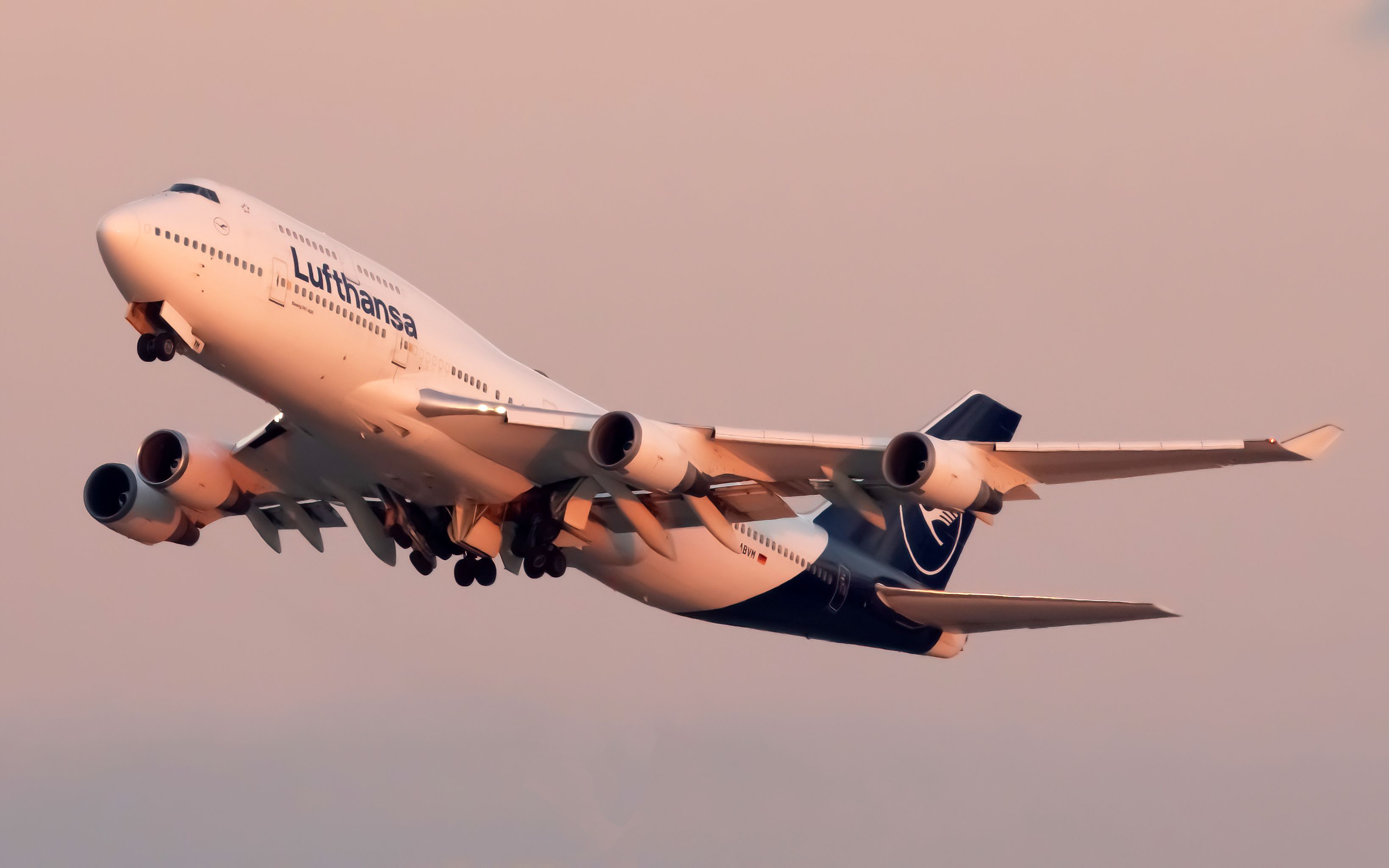 A Lufthansa Boeing 747-430 flying in the sky.