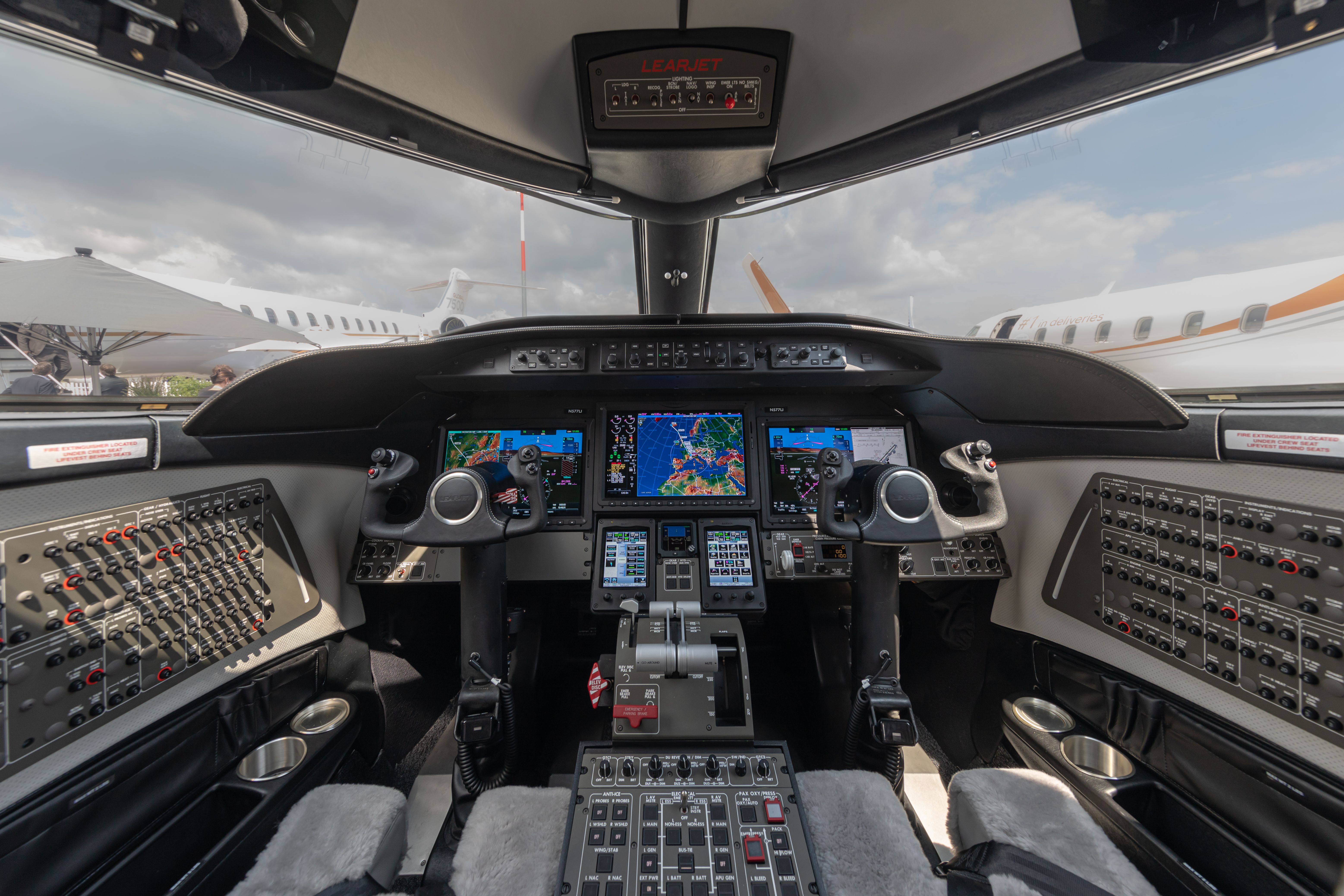 Learjet 75 Liberty flight deck