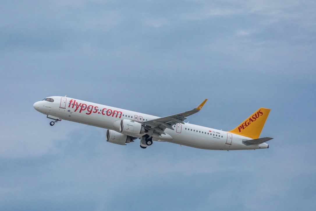 Pegasus Airlines Airbus A321 during take off