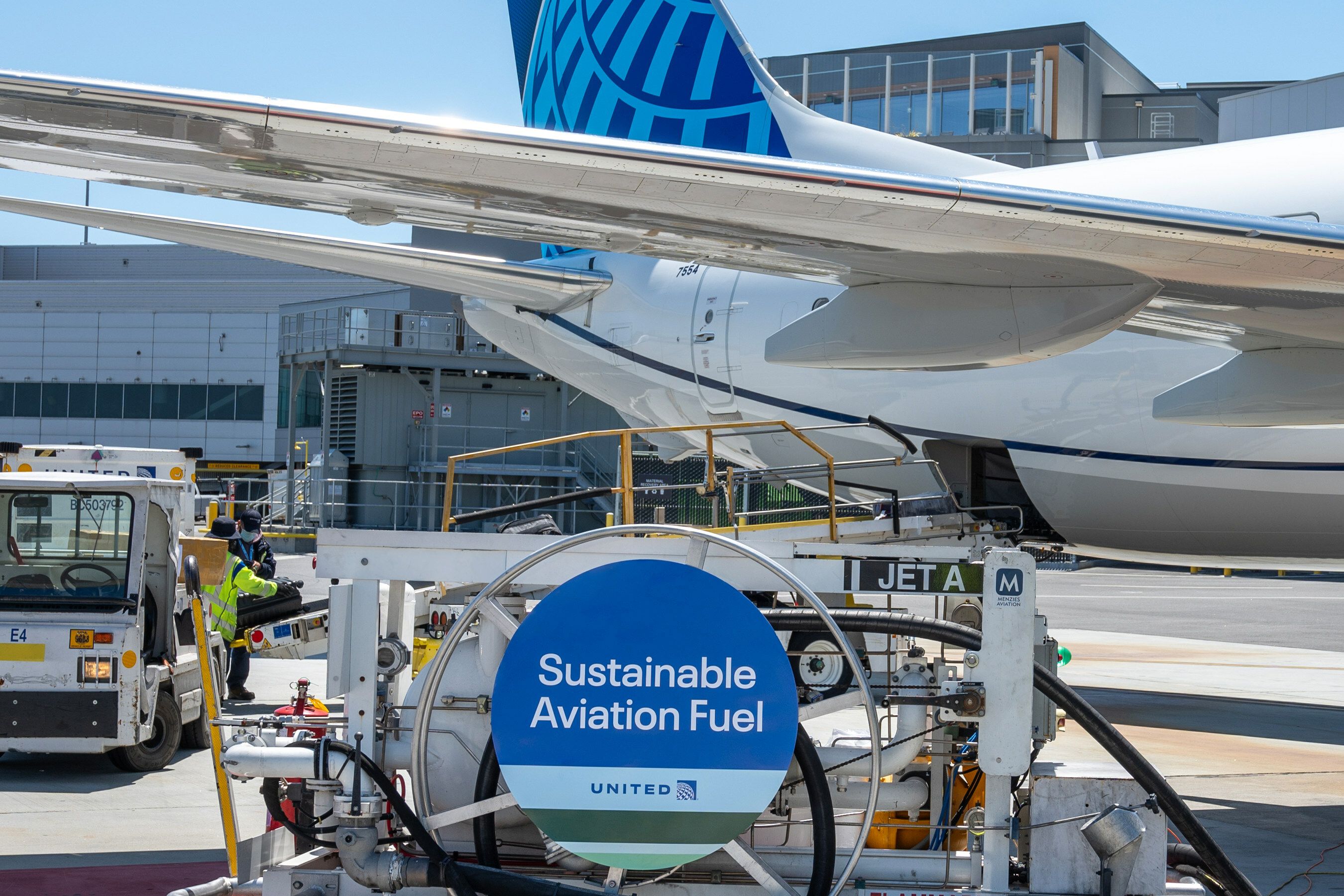 SFF_Newsroom_hero - United Airlines jetliner being fueled with Sustainable Aviation Fuel