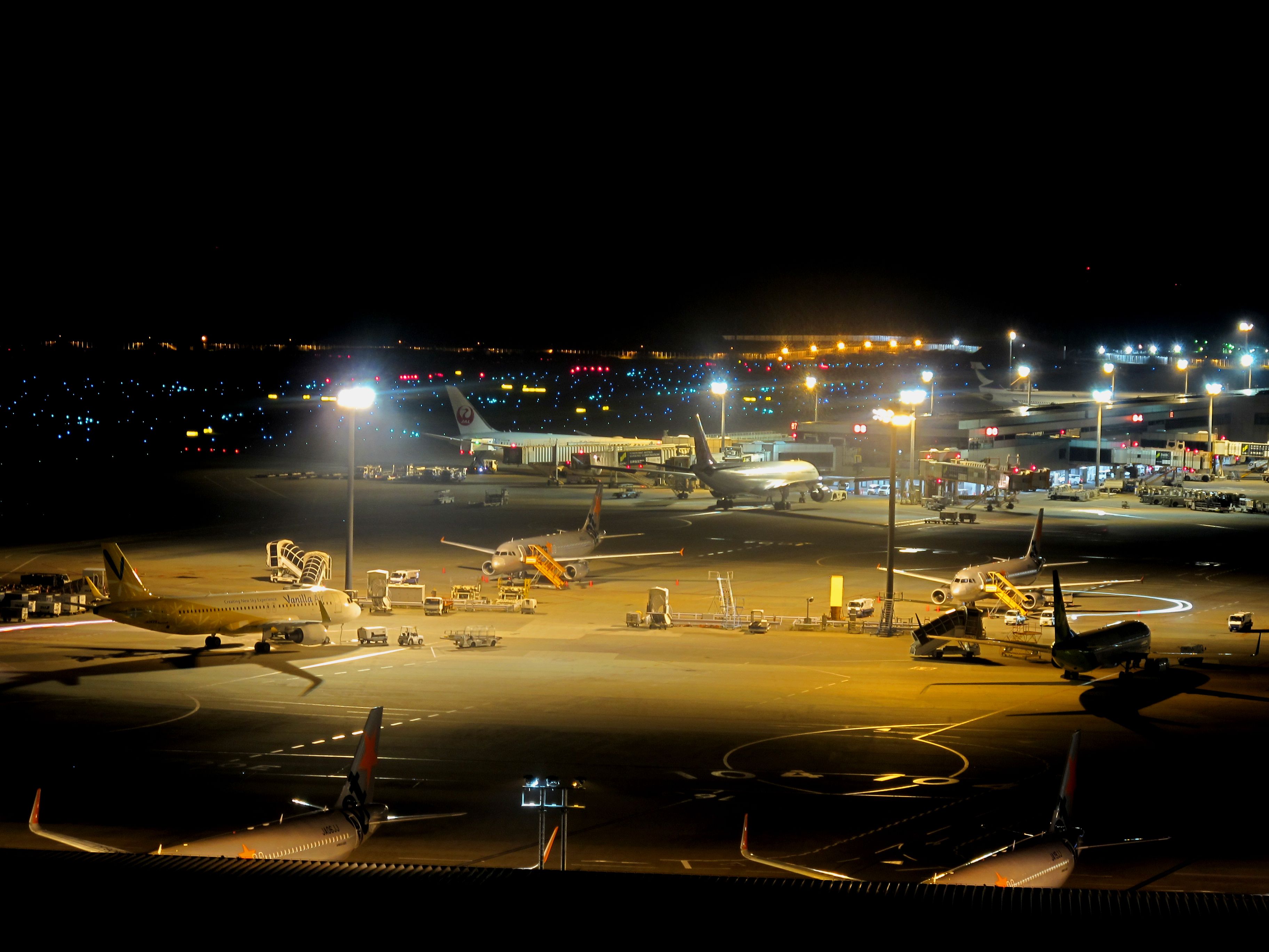 成田机场停机坪的夜景。