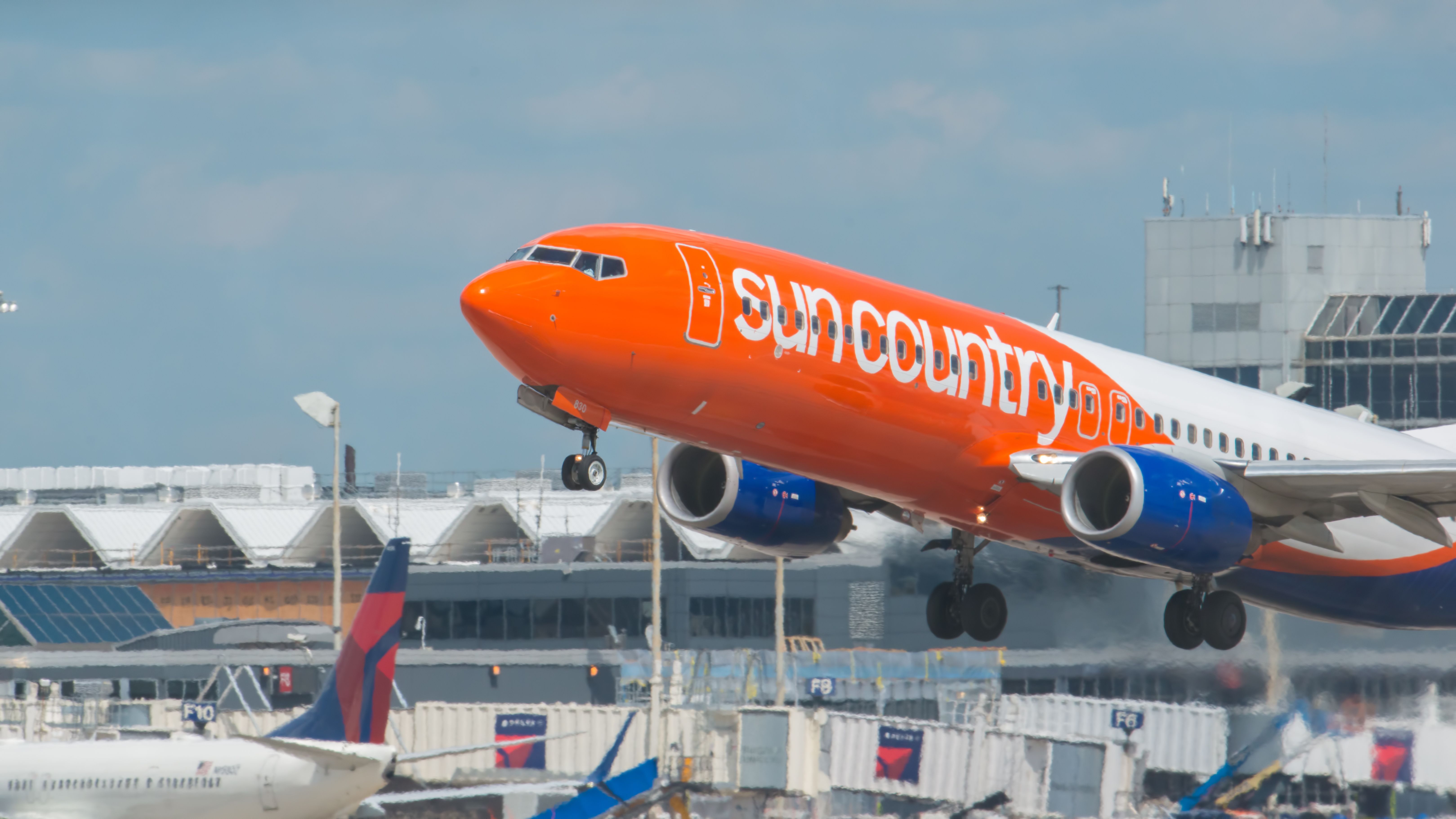 Sun Country Airlines Boeing 737 taking off.