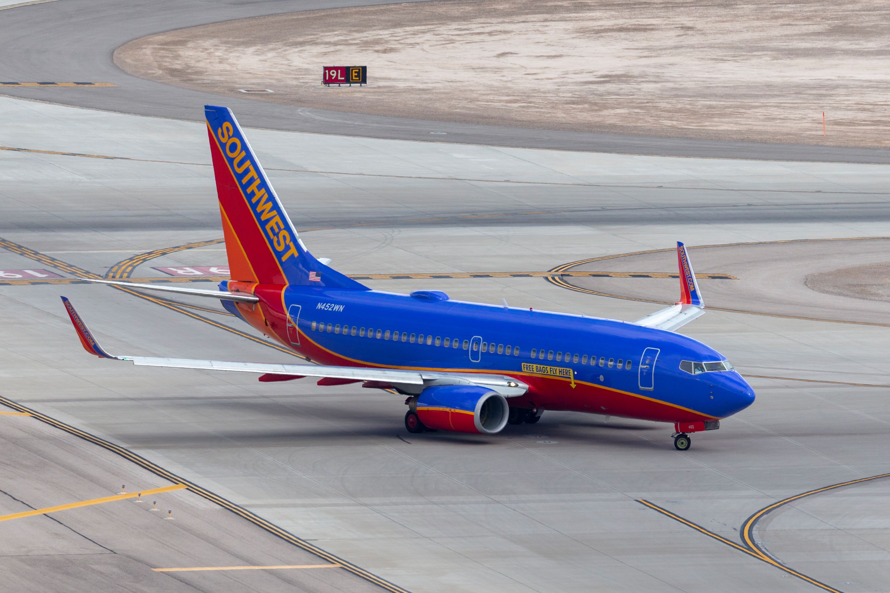 Southwest Airlines Boeing 737-7H4 (N452WN). 