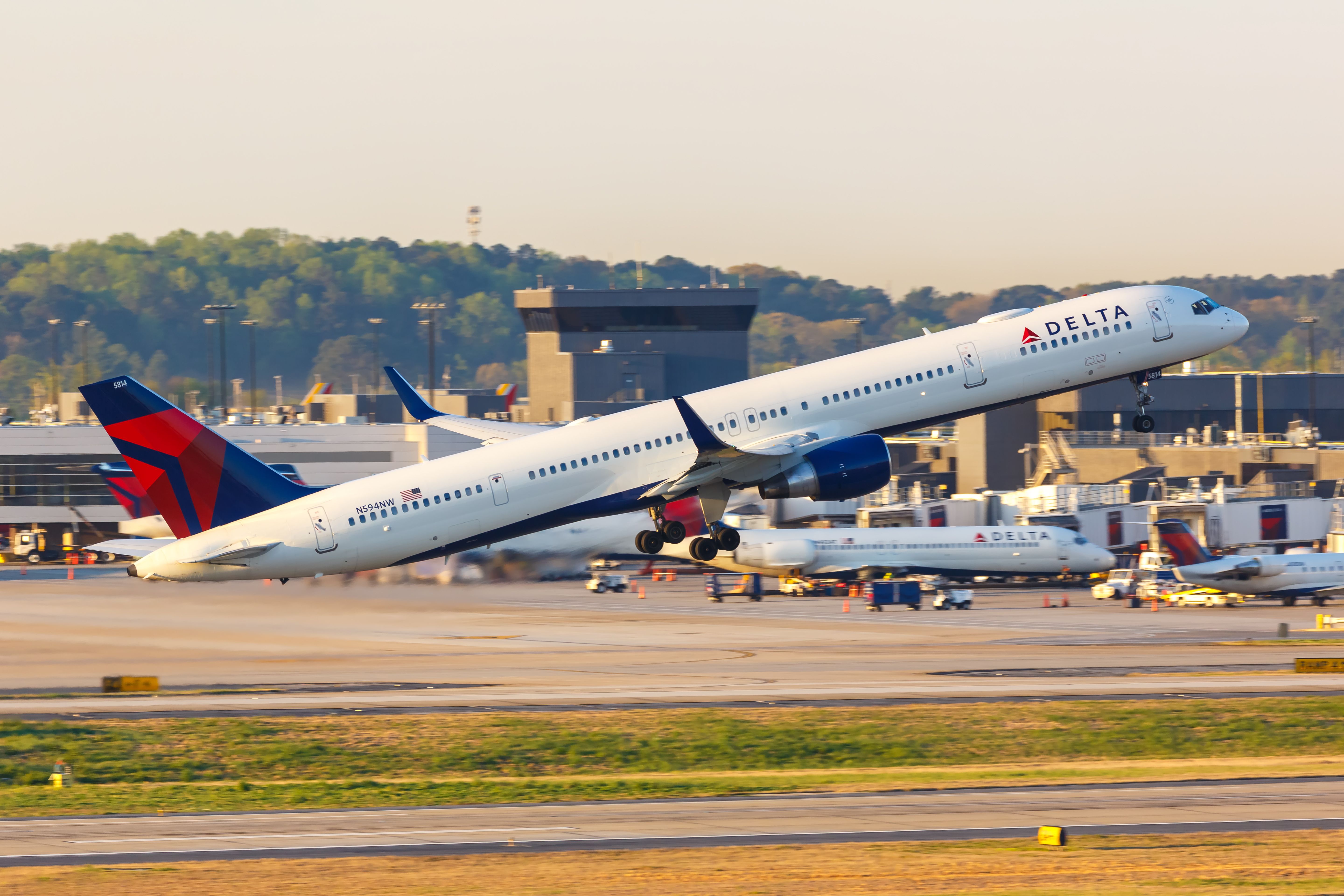 Delta Air Lines Boeing 757-300 taking off