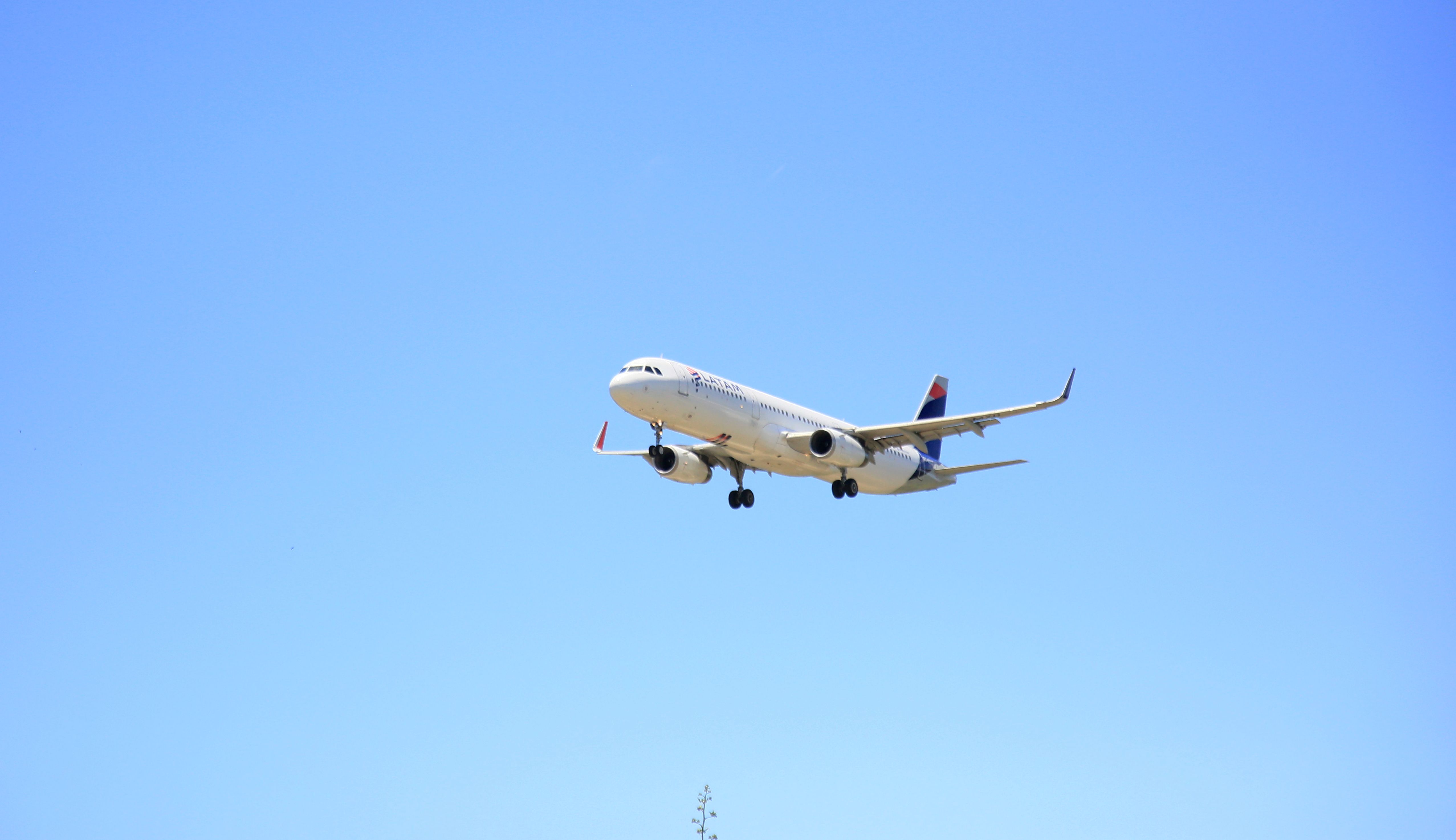 An  Airbus A321-231, PT-MXO, of Latam Companhias Aereas during approach for landing on the runway of Salvador International Airport.