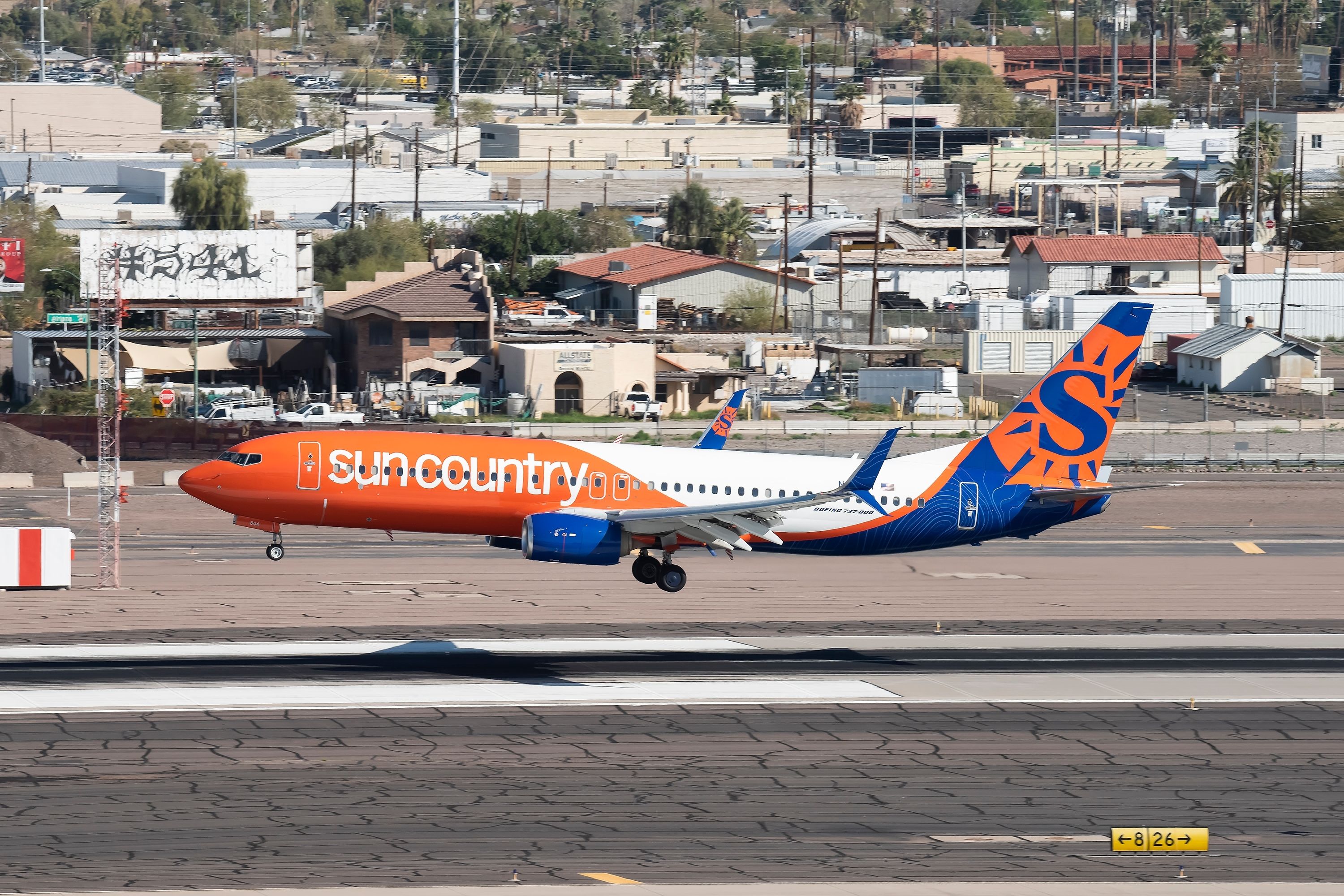 Sun Country Airlines Boeing 737-800 N844SY landing on runway 26 at Phoenix Sky Harbor International Airport.