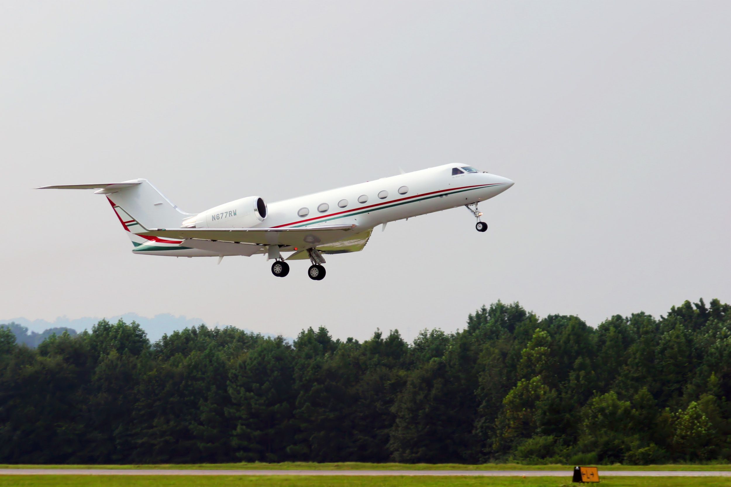 Which Airports Can Private Jets Use?