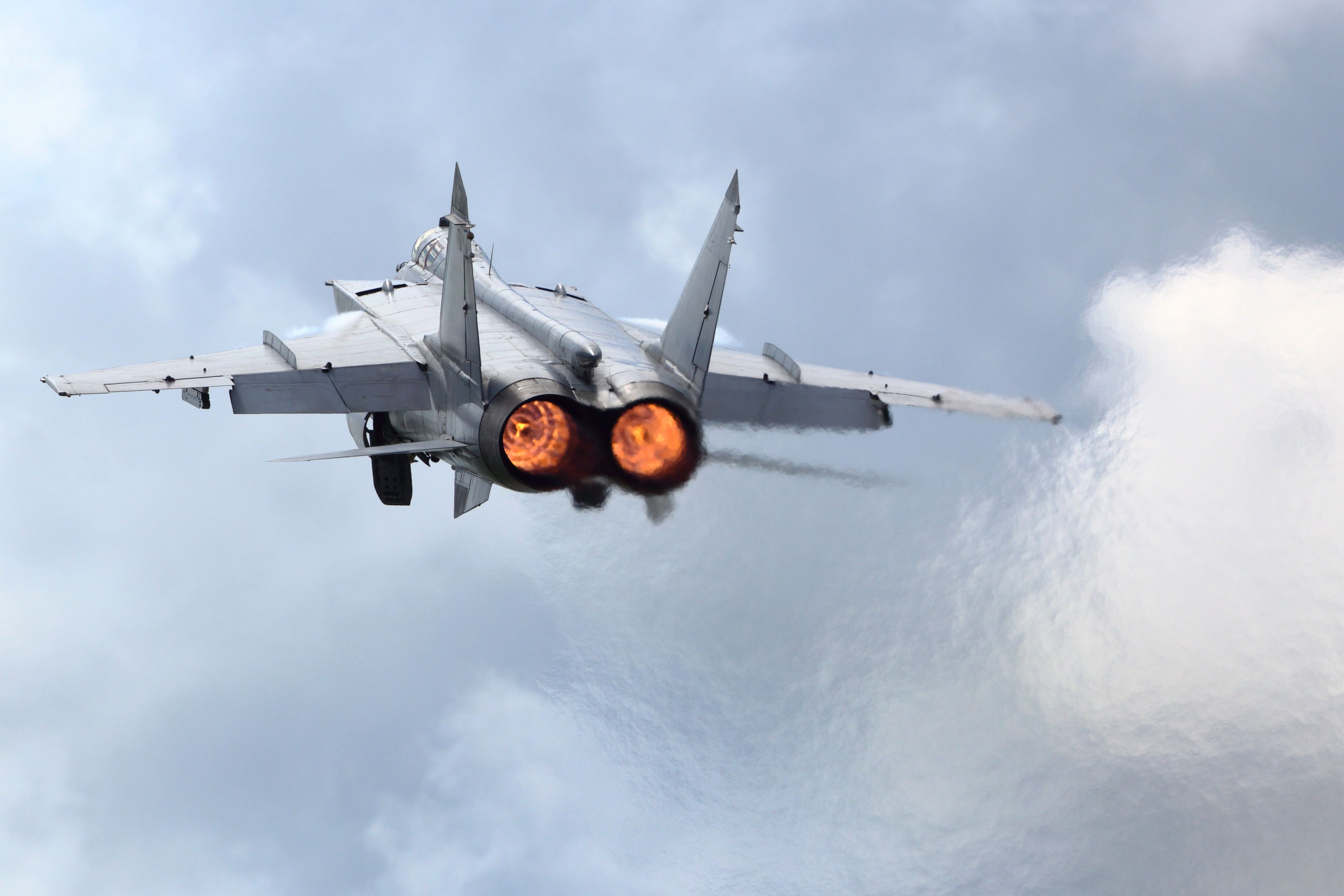 Why Do Fighter Pilots Wear Masks?