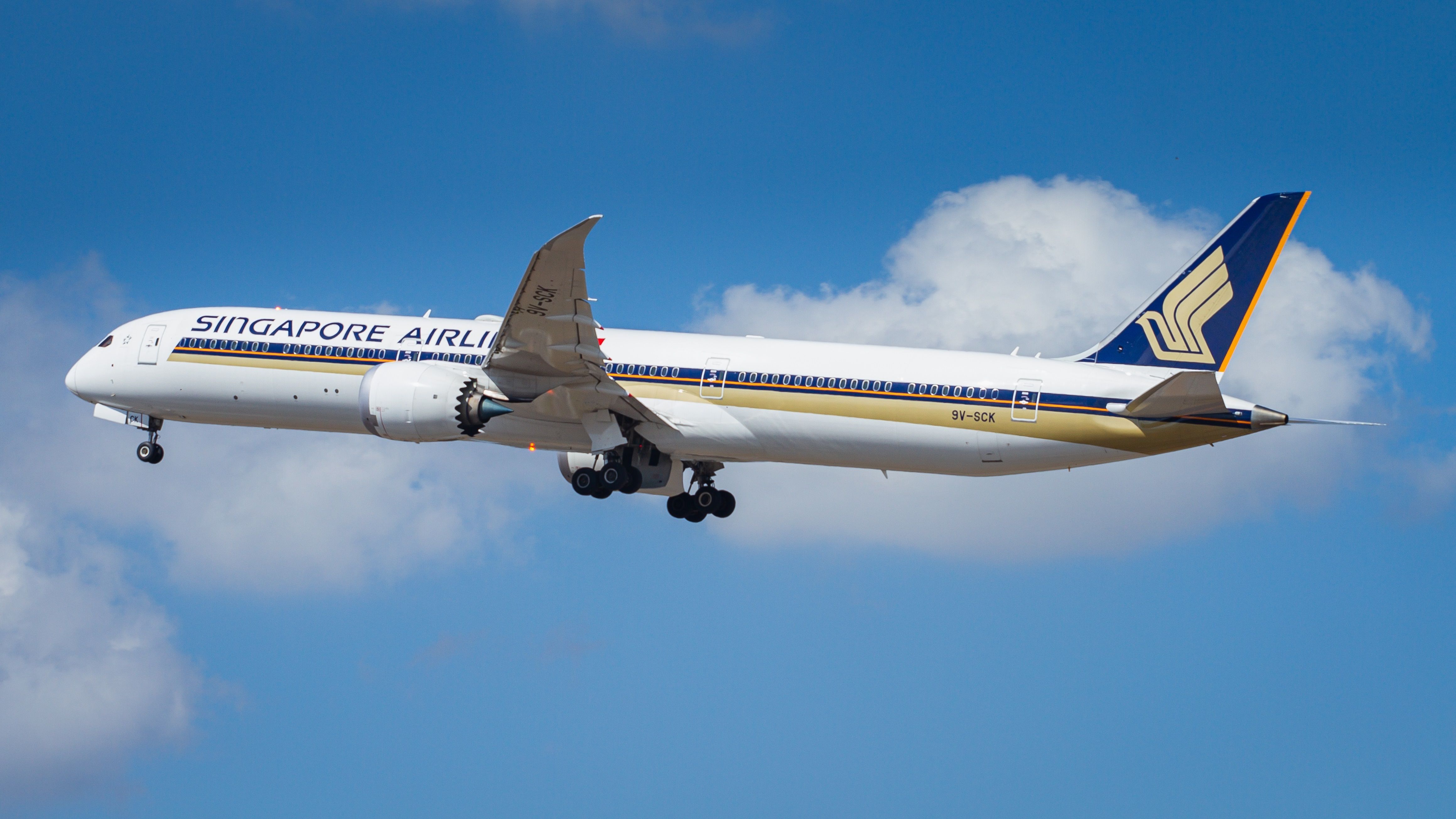 Singapore Airlines 787 take off