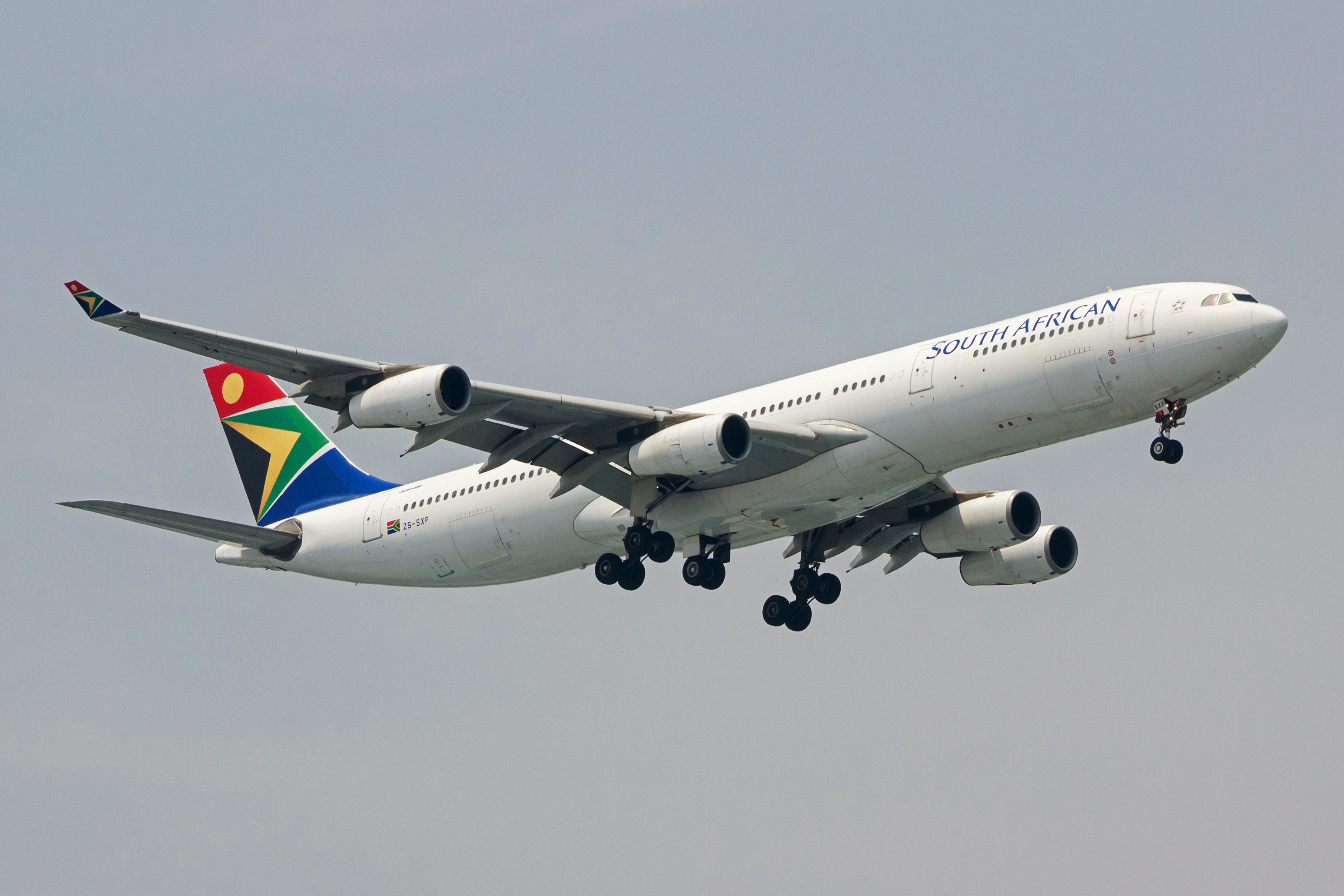 South African Airways A340-300 landing
