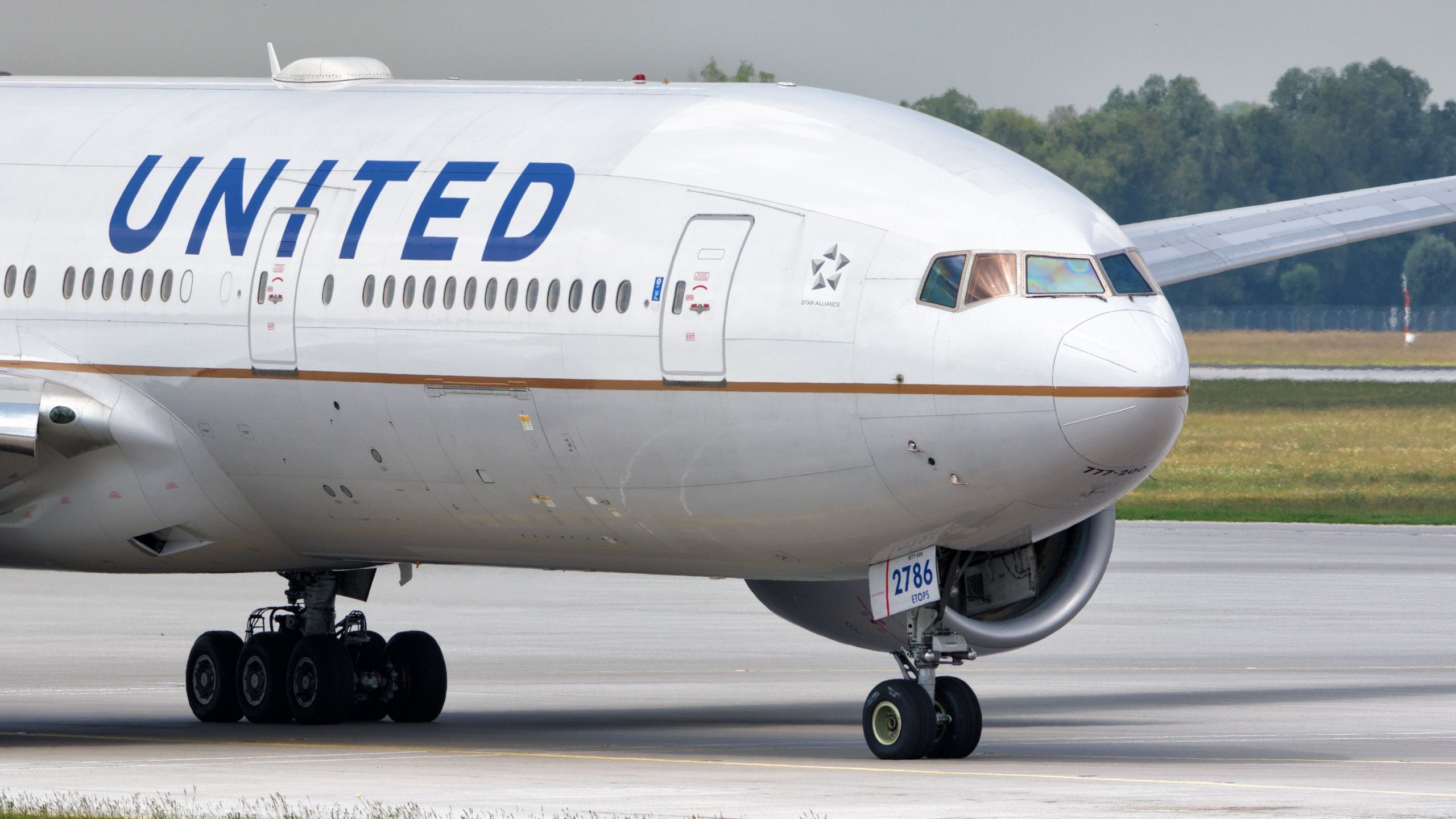 United 777-200 taxiing