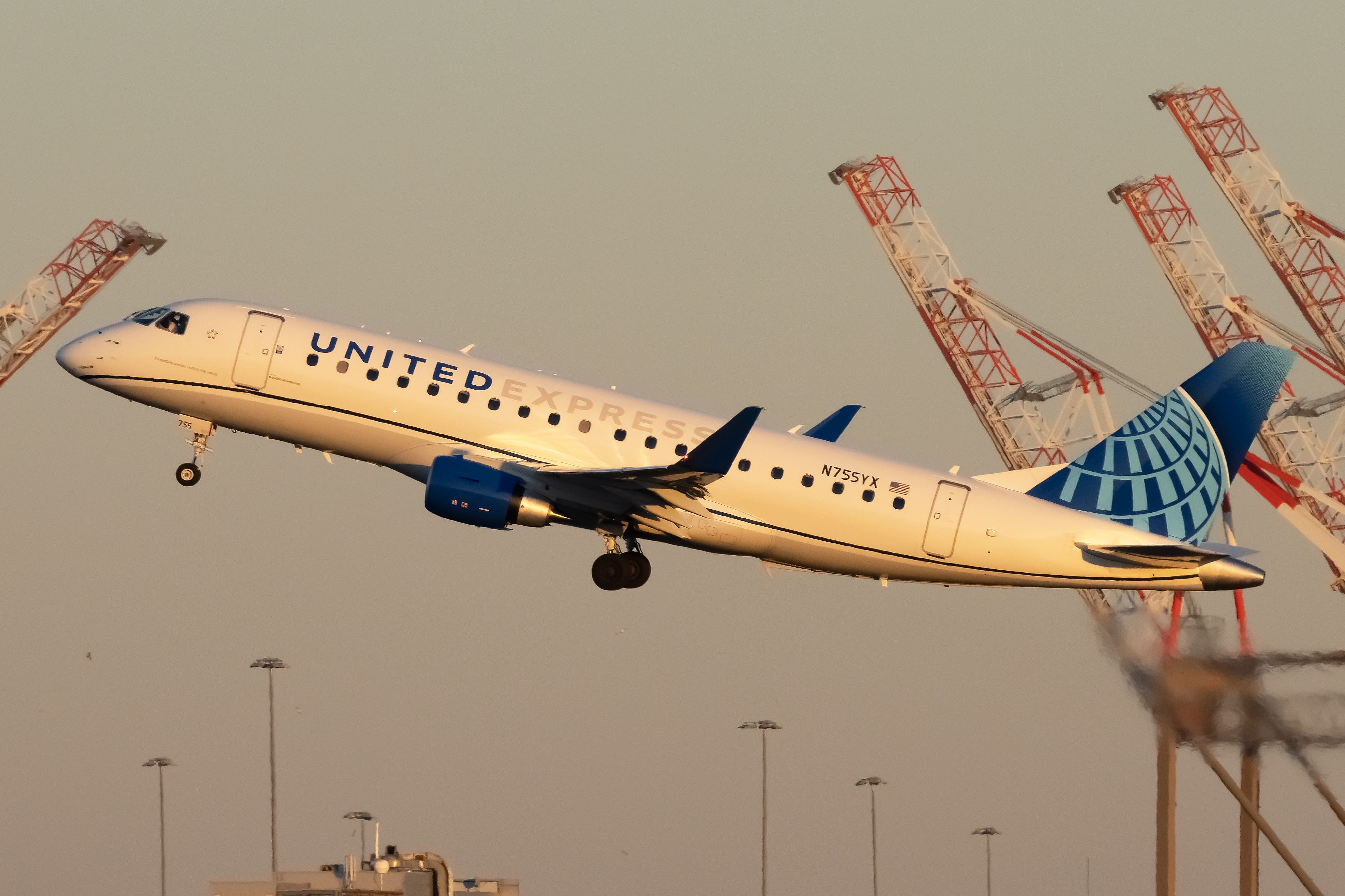 United Express Embraer E175