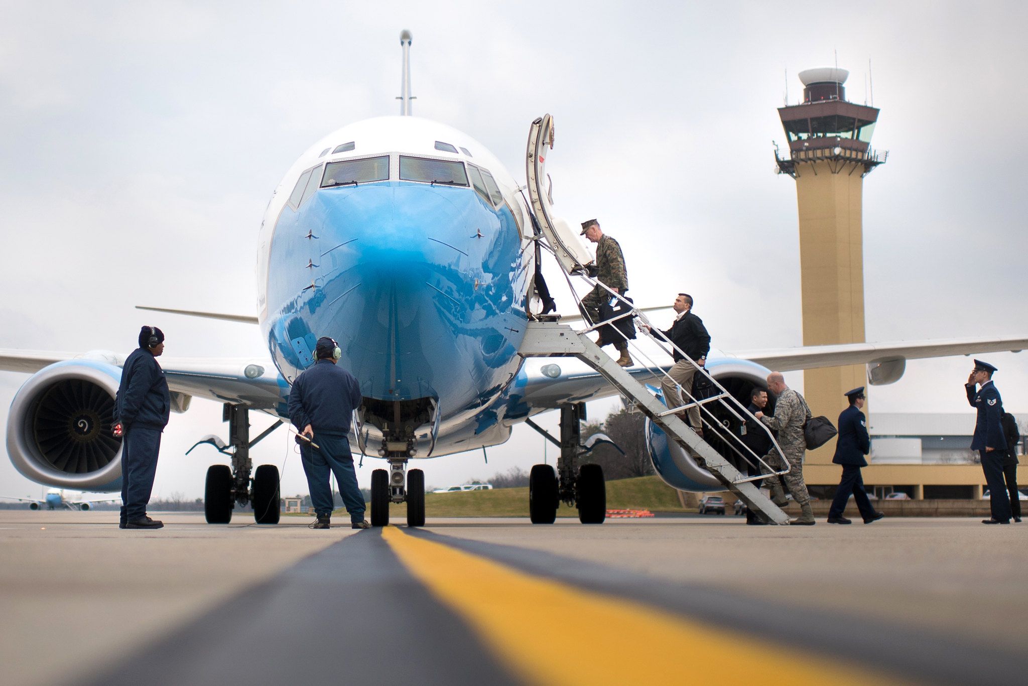 Government personell boarding a Boeing C-40.