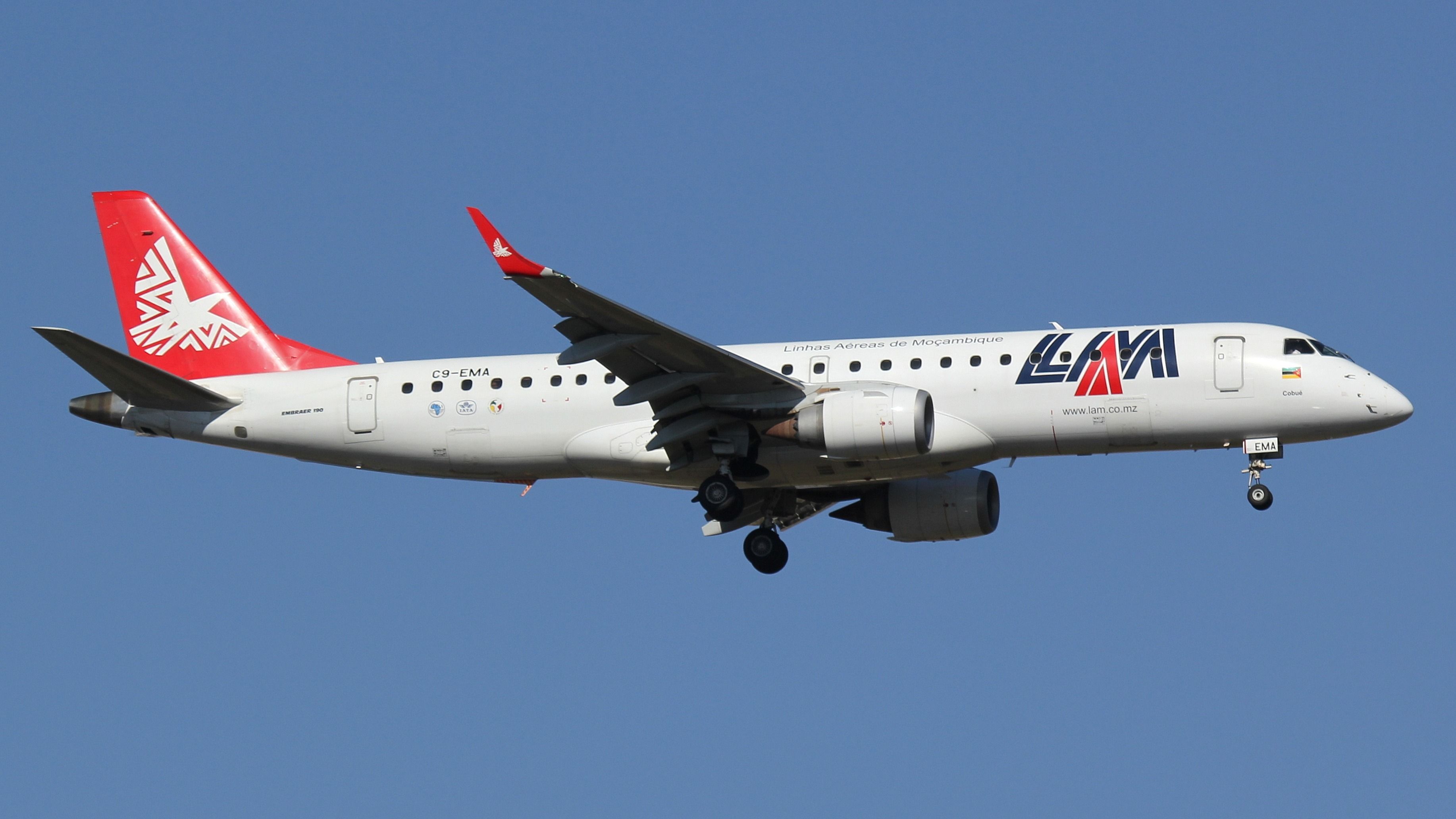 LAM Mozambique's Embraer Flight 190 approaches Johannesburg OR Tambo