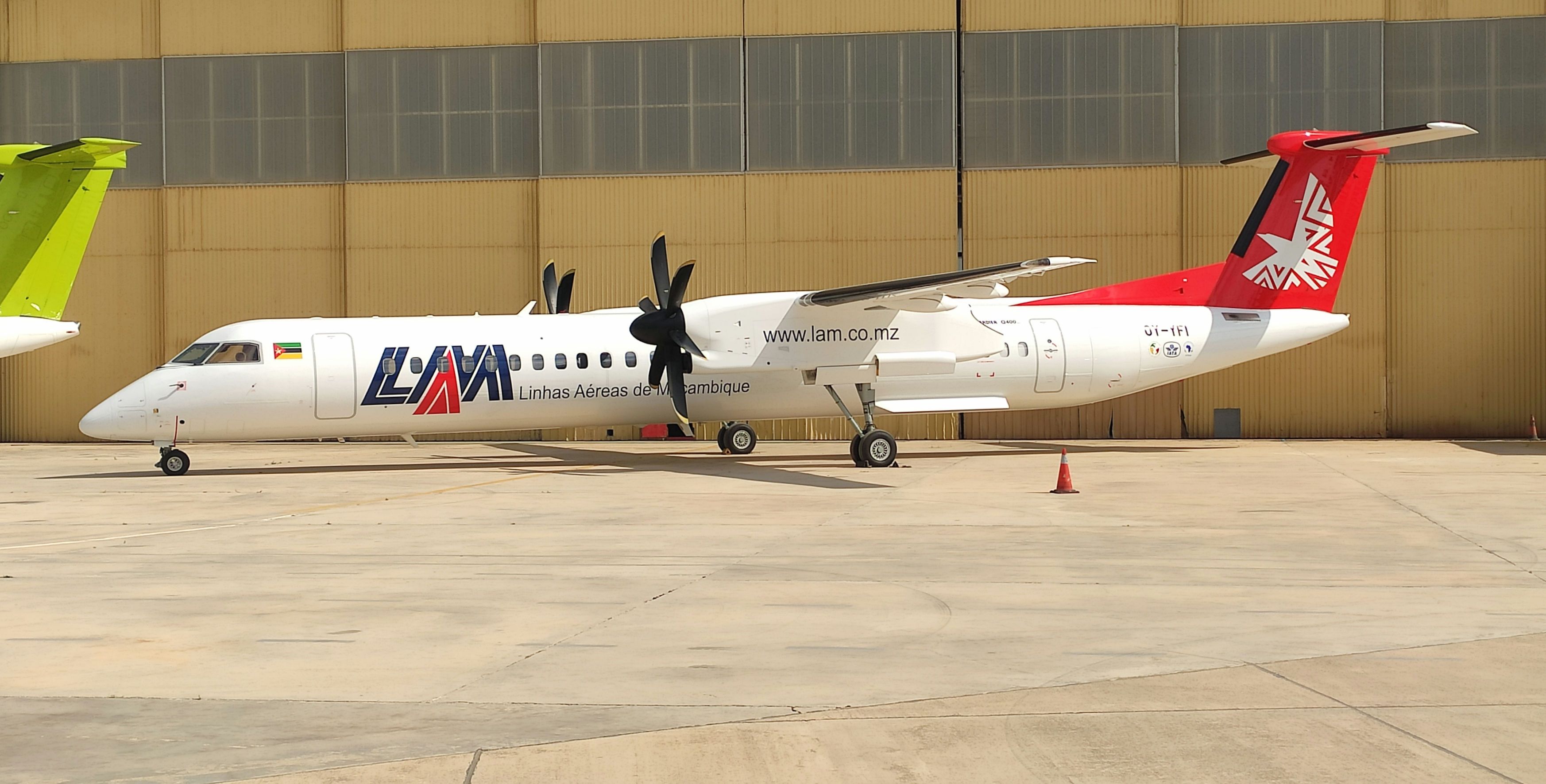 LAM Mozambique DHC-8-400