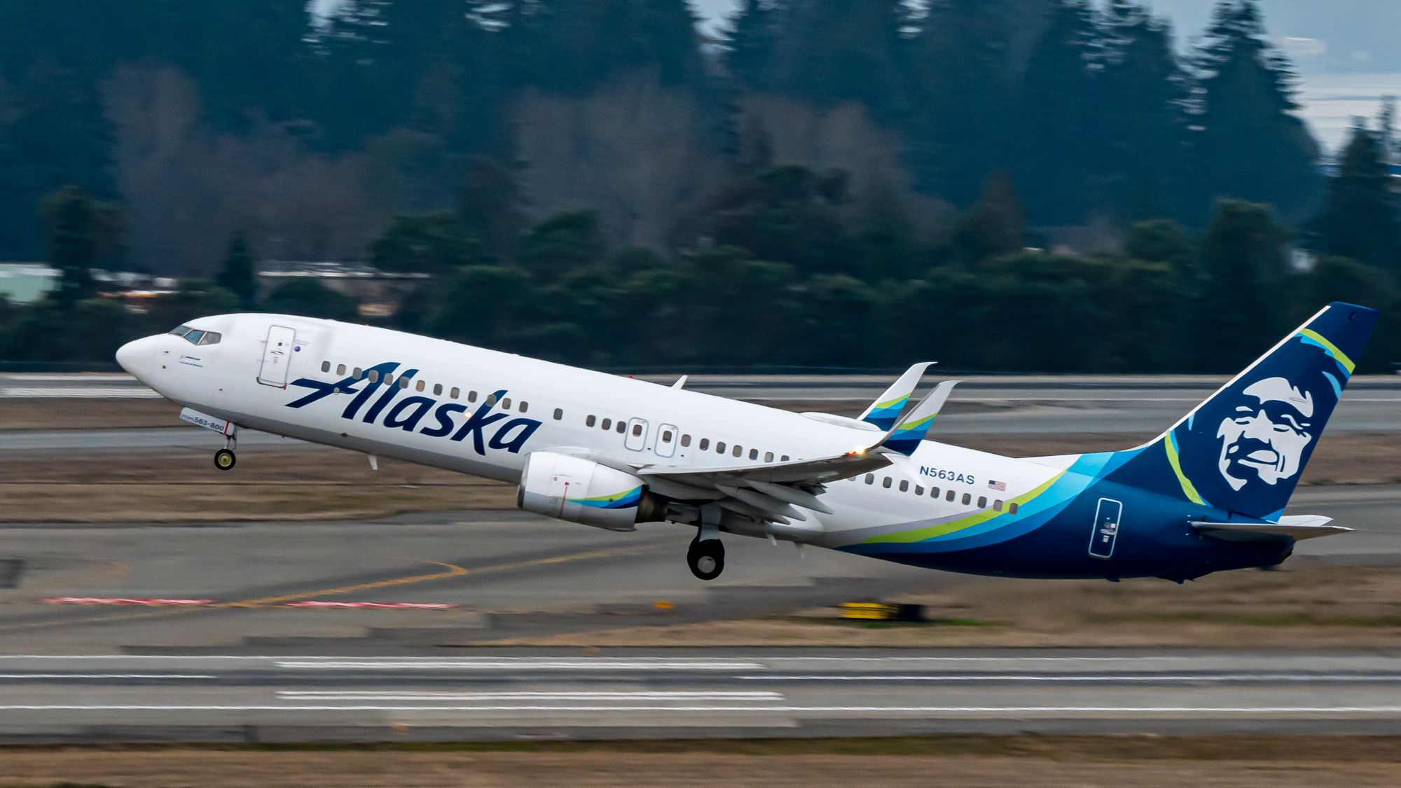Alaska Airlines Boeing 737-800 taking off 