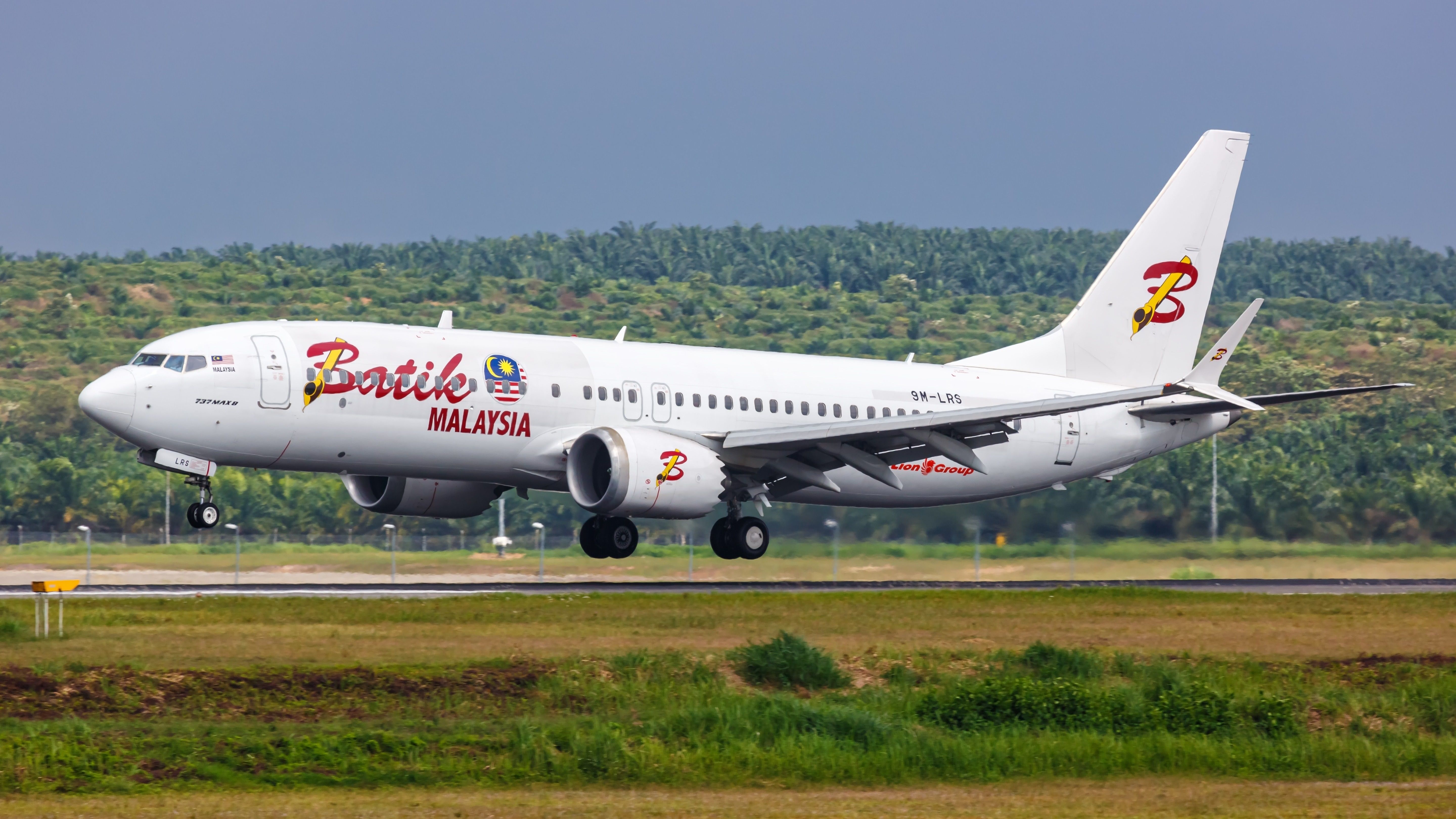 Batik Air Boeing 737 MAX landing