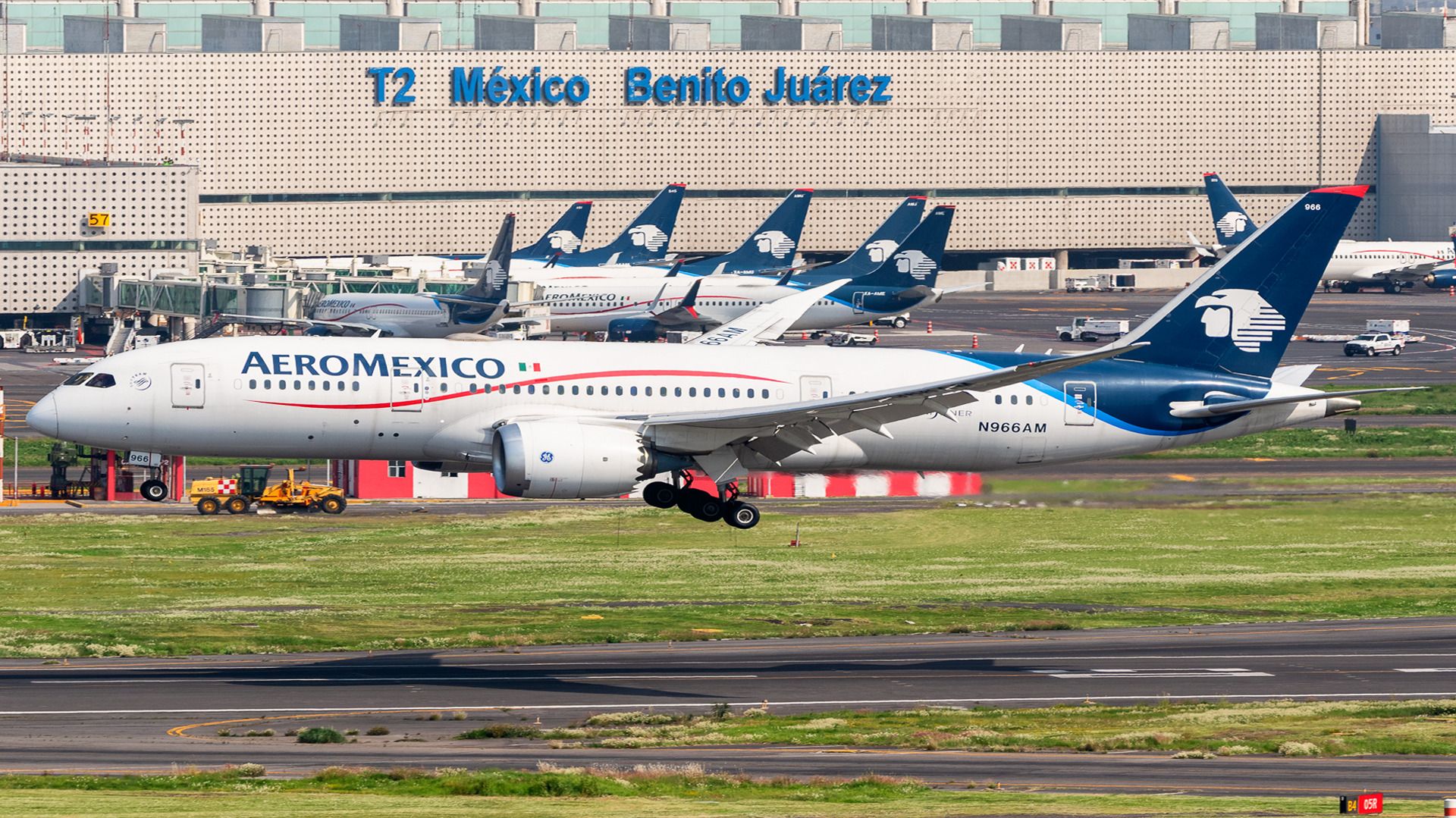 An Aeromexico Boeing 787 Dreamliner 8 landing in MEX.