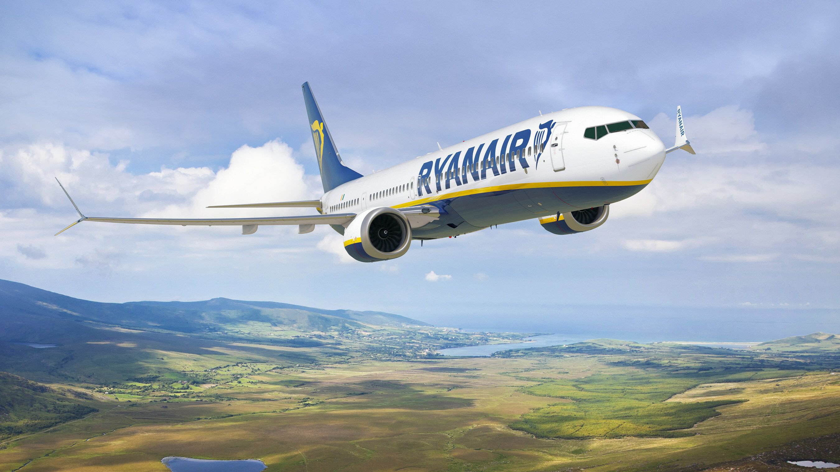 A CGI rendering of a Ryanair Boeing 737 MAX flying.