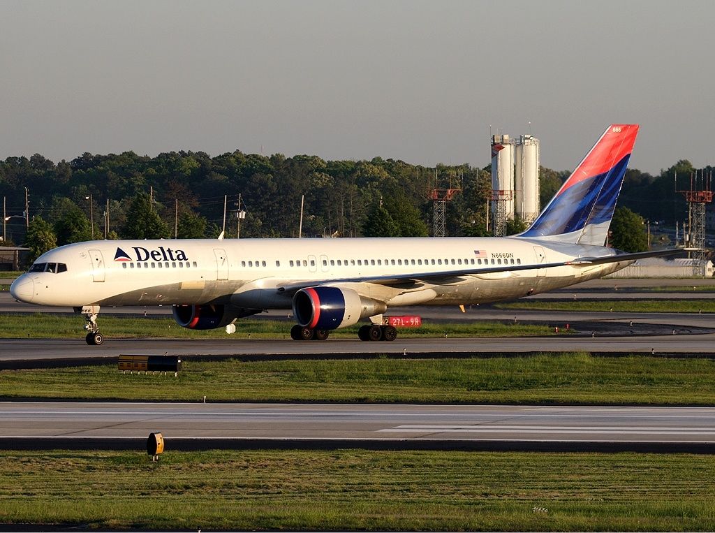 Delta Air ines Boeing 757 Taxiing