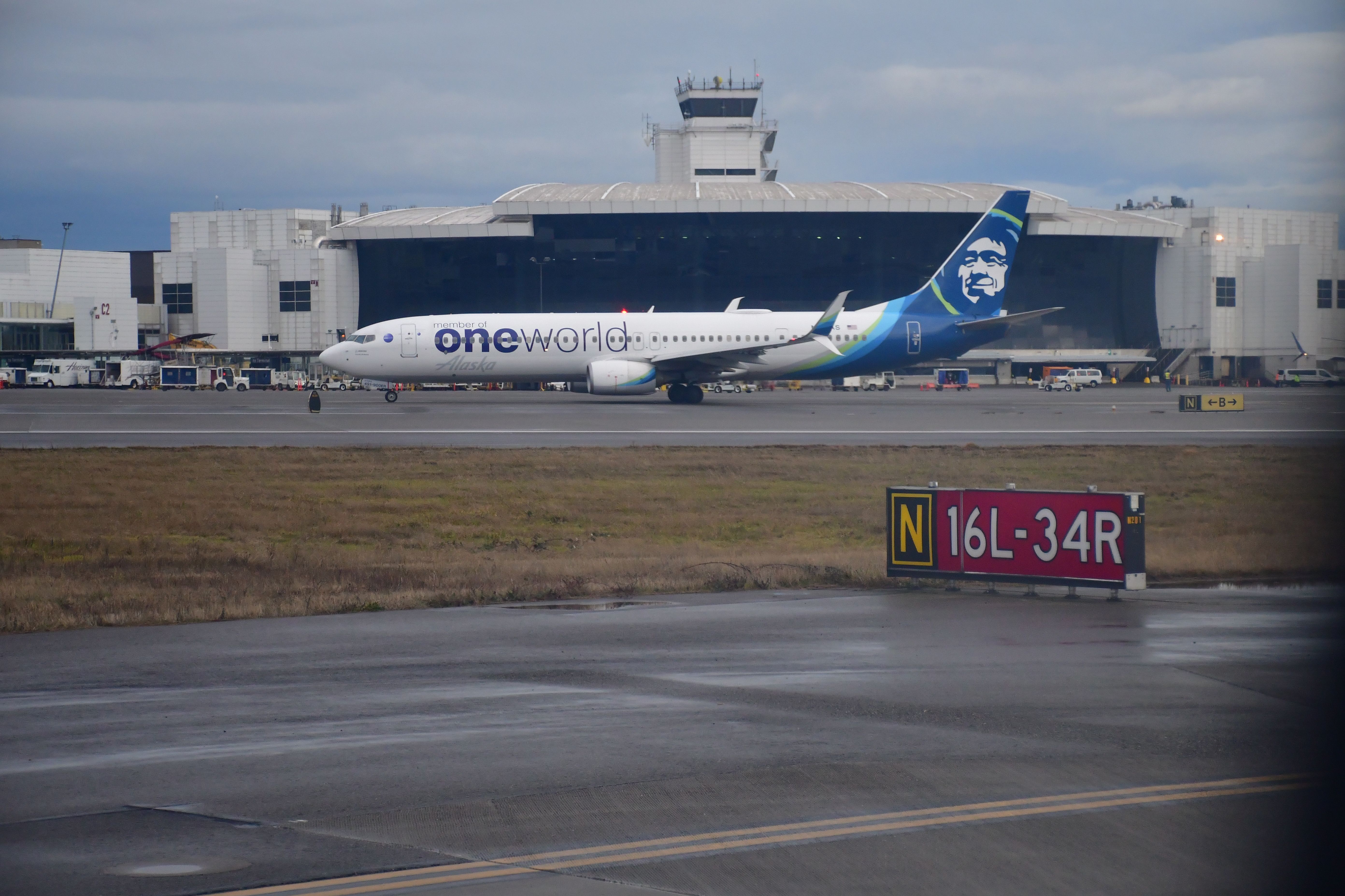 DSC_8063 - Alaska Airlines oneWorld 737-900ER in front of Seattle-Tacoma International Terminal
