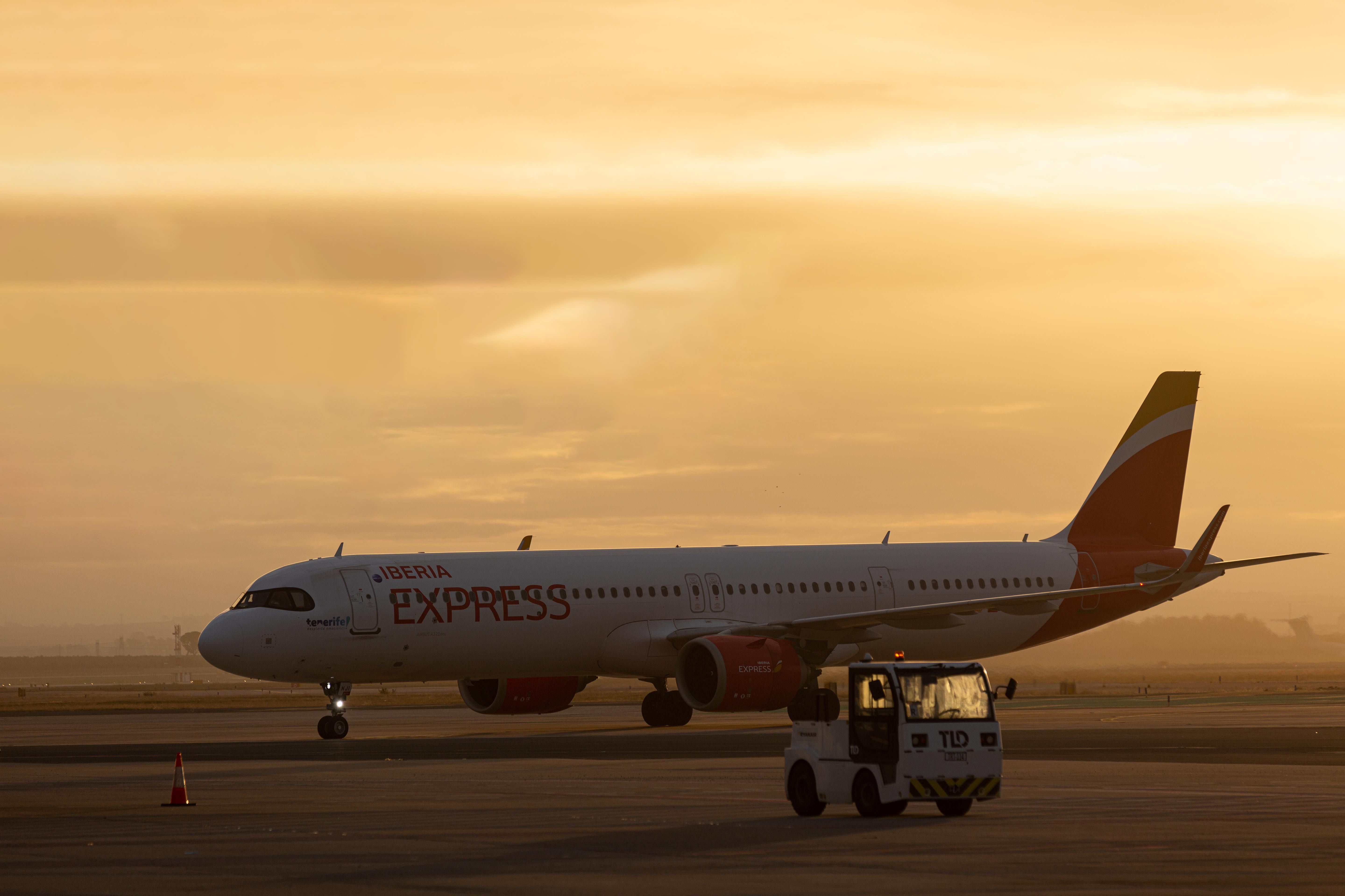 Un avion Iberia Express contre un coucher de soleil