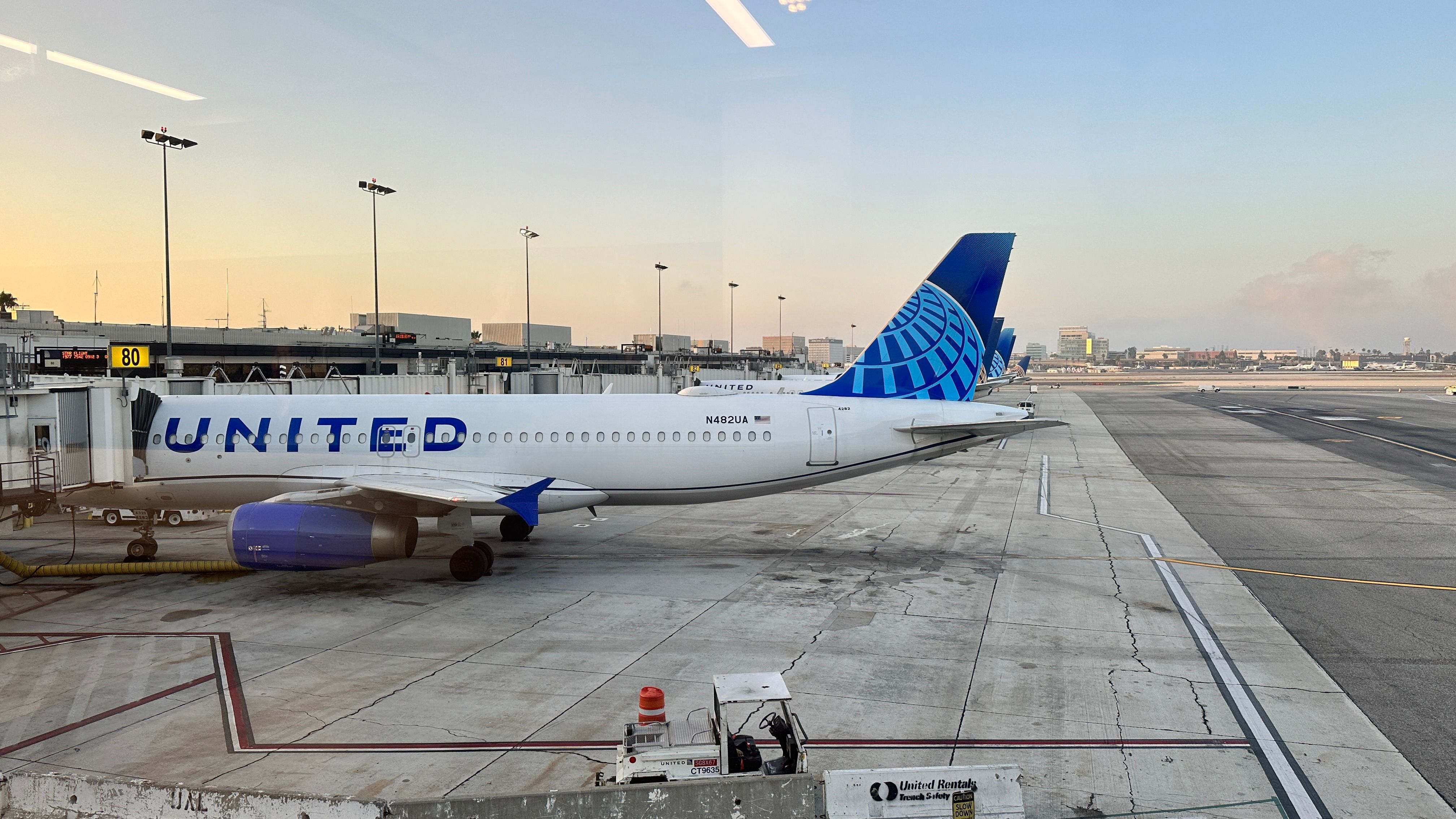 United Airlines Airbus A320 LAX