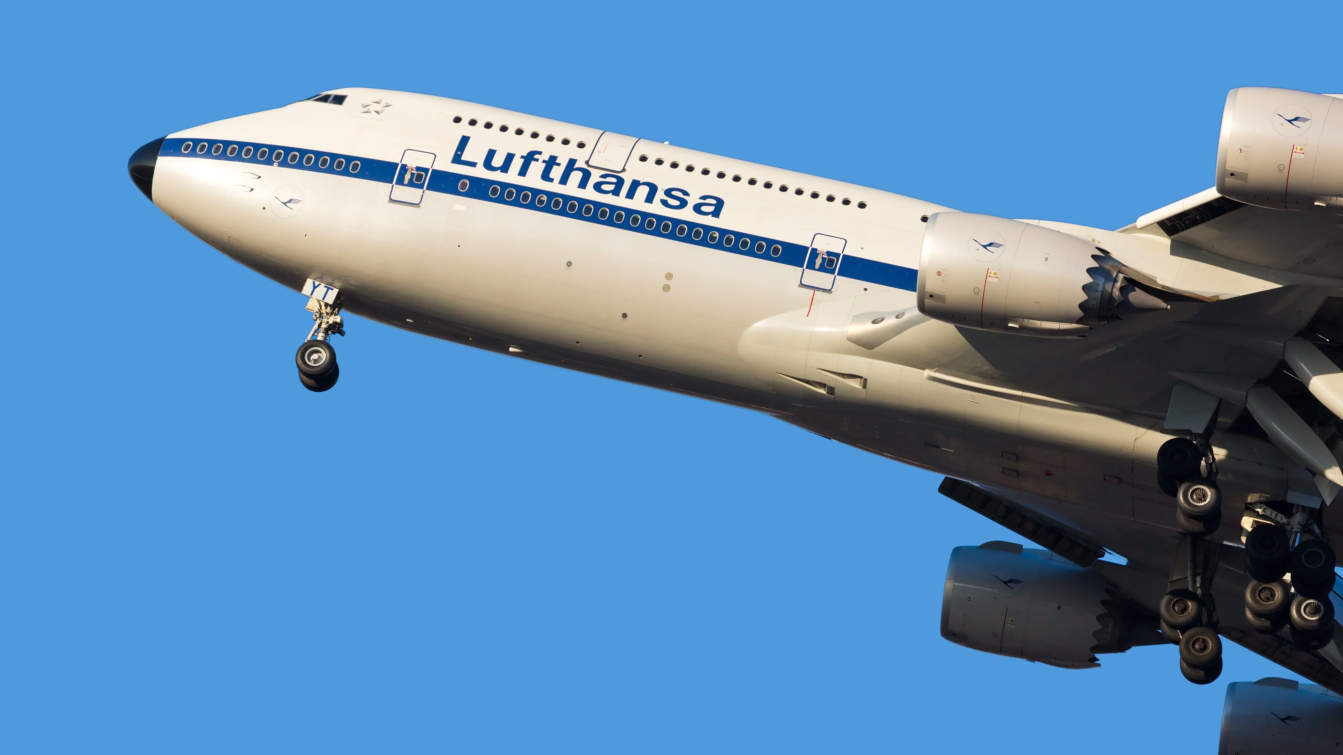 Lufthansa 747-8 taking off (1)