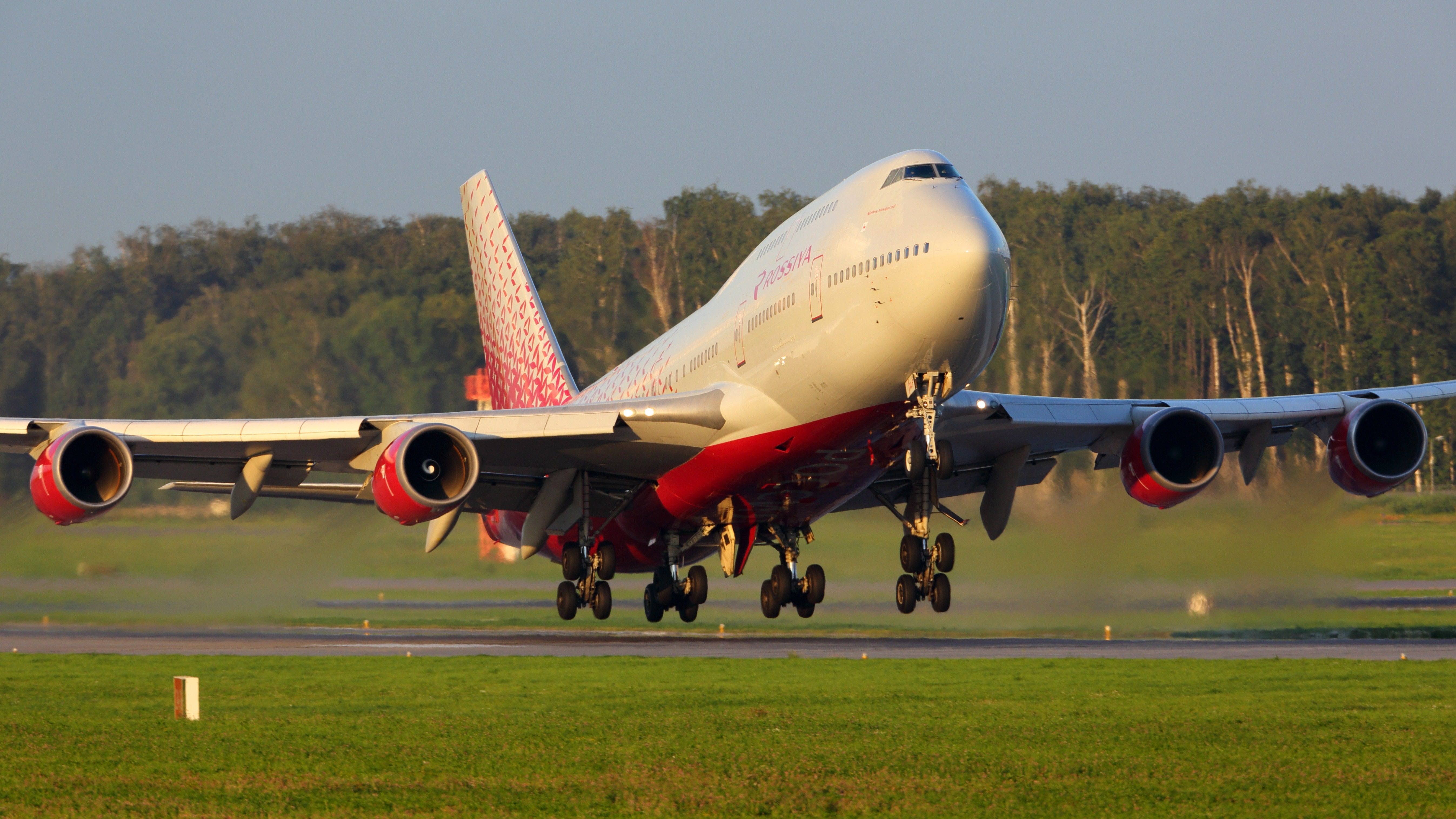 Rossiya 747-400 landing