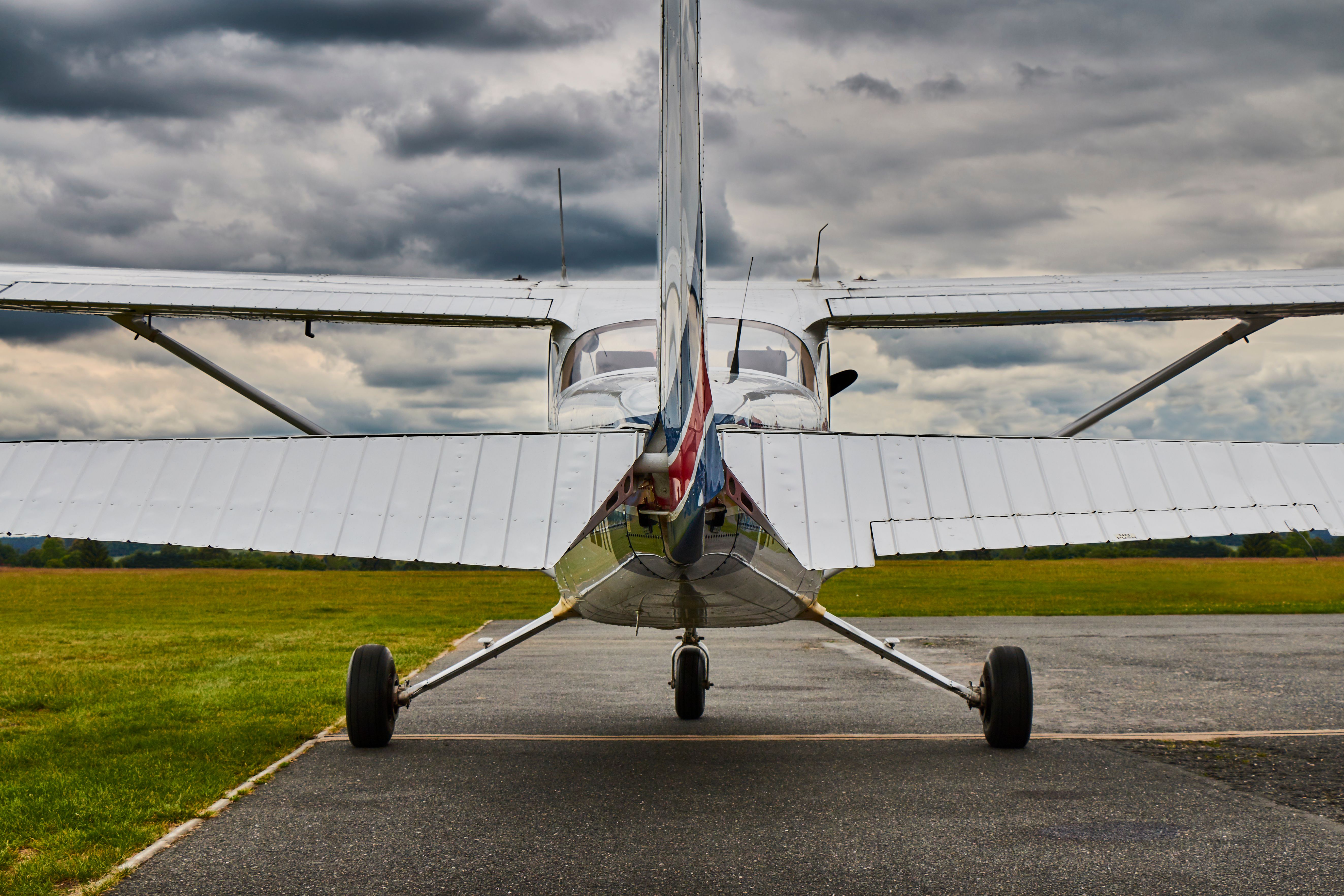 A CESSNA 172 on the airport square seen from the back.