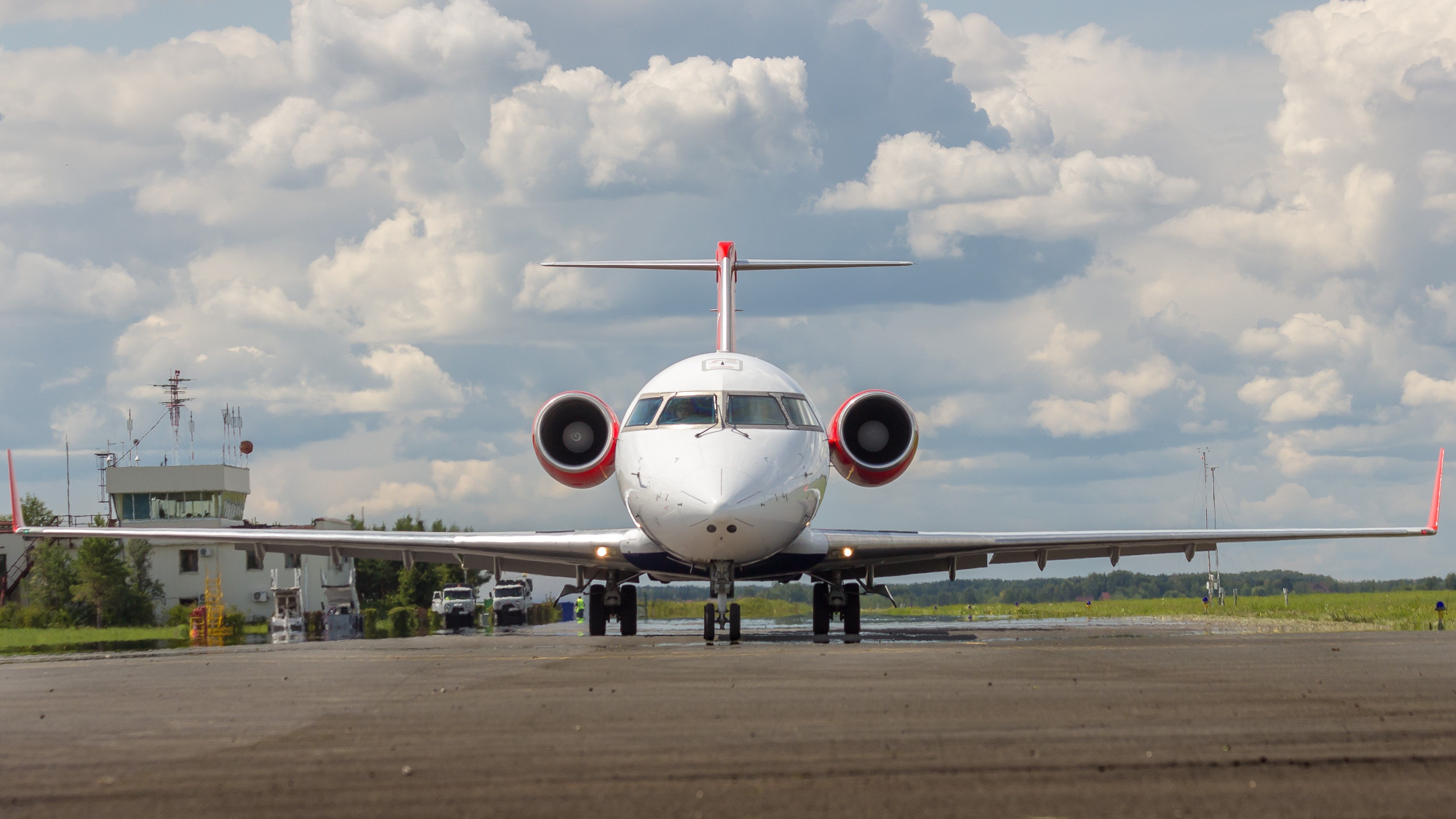 A Bombardier CRJ200 taxiing to the runway.
