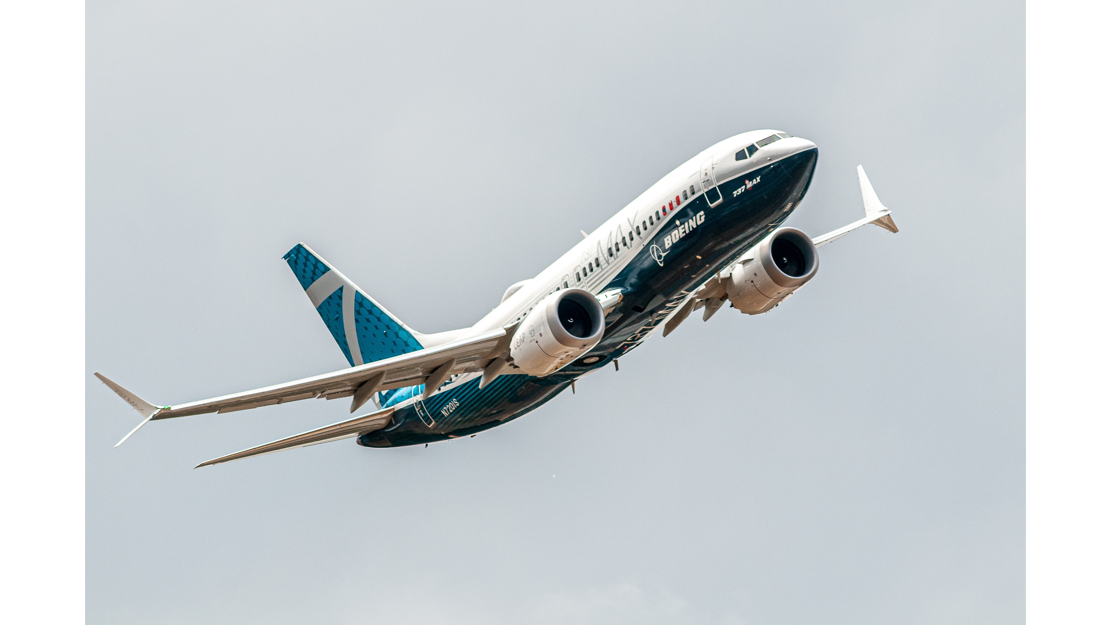 A Boeing 737 MAX 7 flying in the sky.