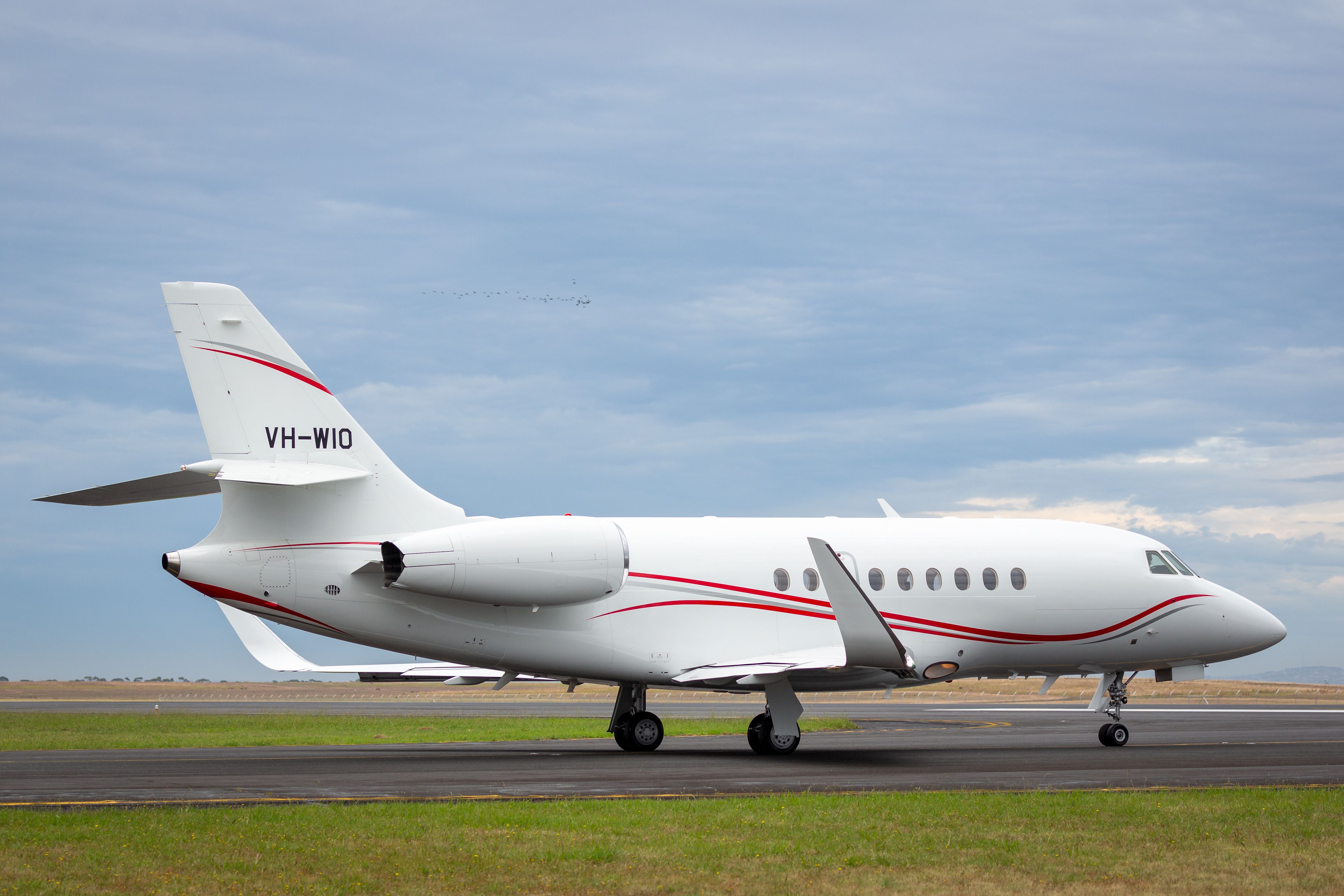 A Dassault Falcon 2000EX Business jet taxiing at Avalon Airport.